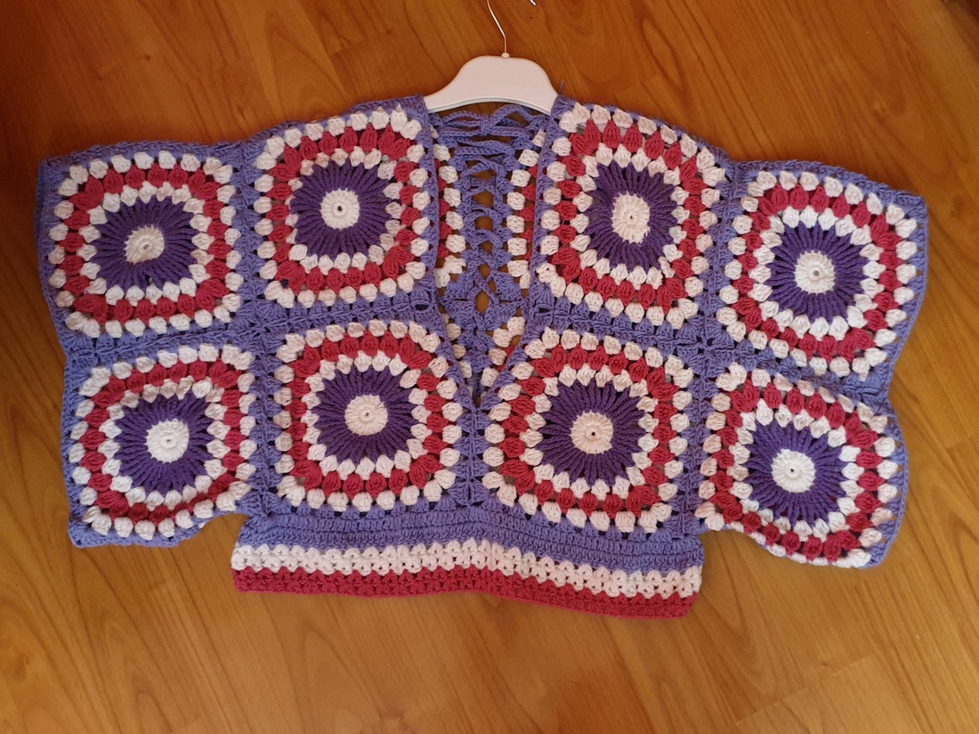 Vestă din patrate granny cu sireturi si decolteu reglabil - îmbrăcăminte și modă - haine damă - vestă femei - Artynos.ro