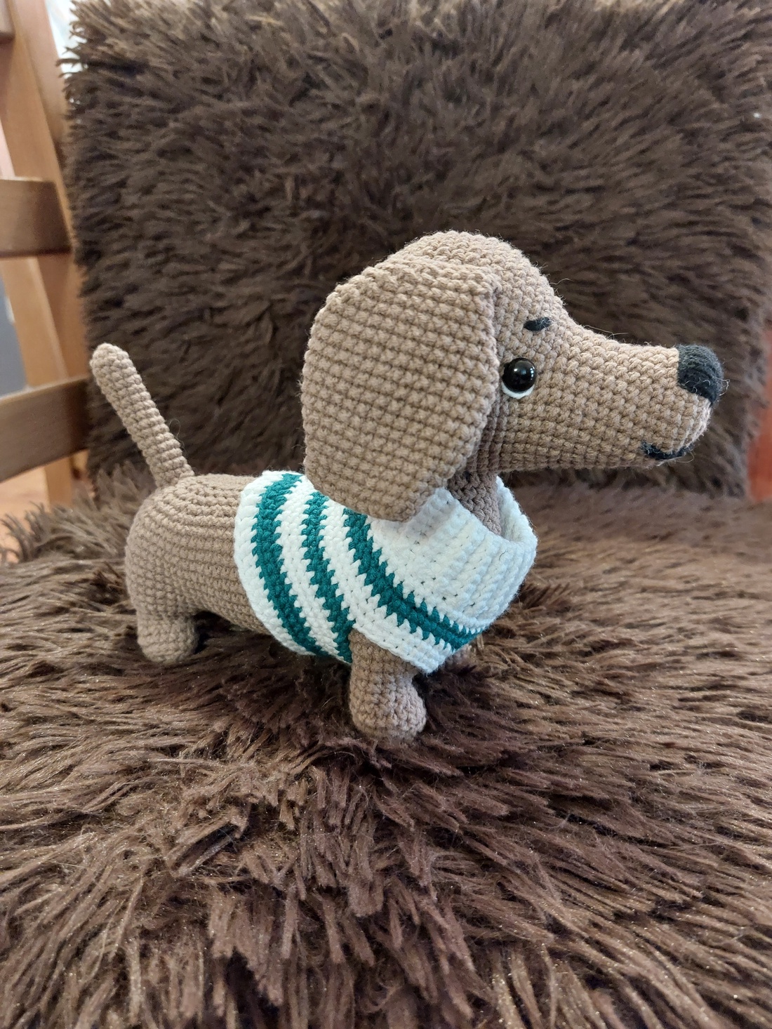 Cățeluș Teckel Croșetat � Prietenul tău loial cu pulover dungat - jucării și echipamente pentru copii - plușuri - câine de pluș - Artynos.ro