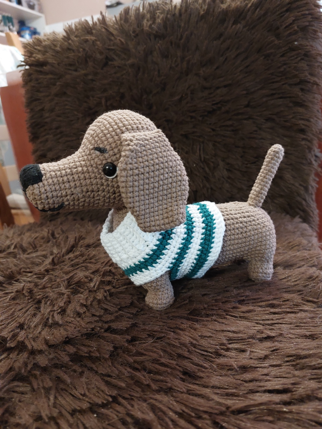 Cățeluș Teckel Croșetat � Prietenul tău loial cu pulover dungat - jucării și echipamente pentru copii - plușuri - câine de pluș - Artynos.ro