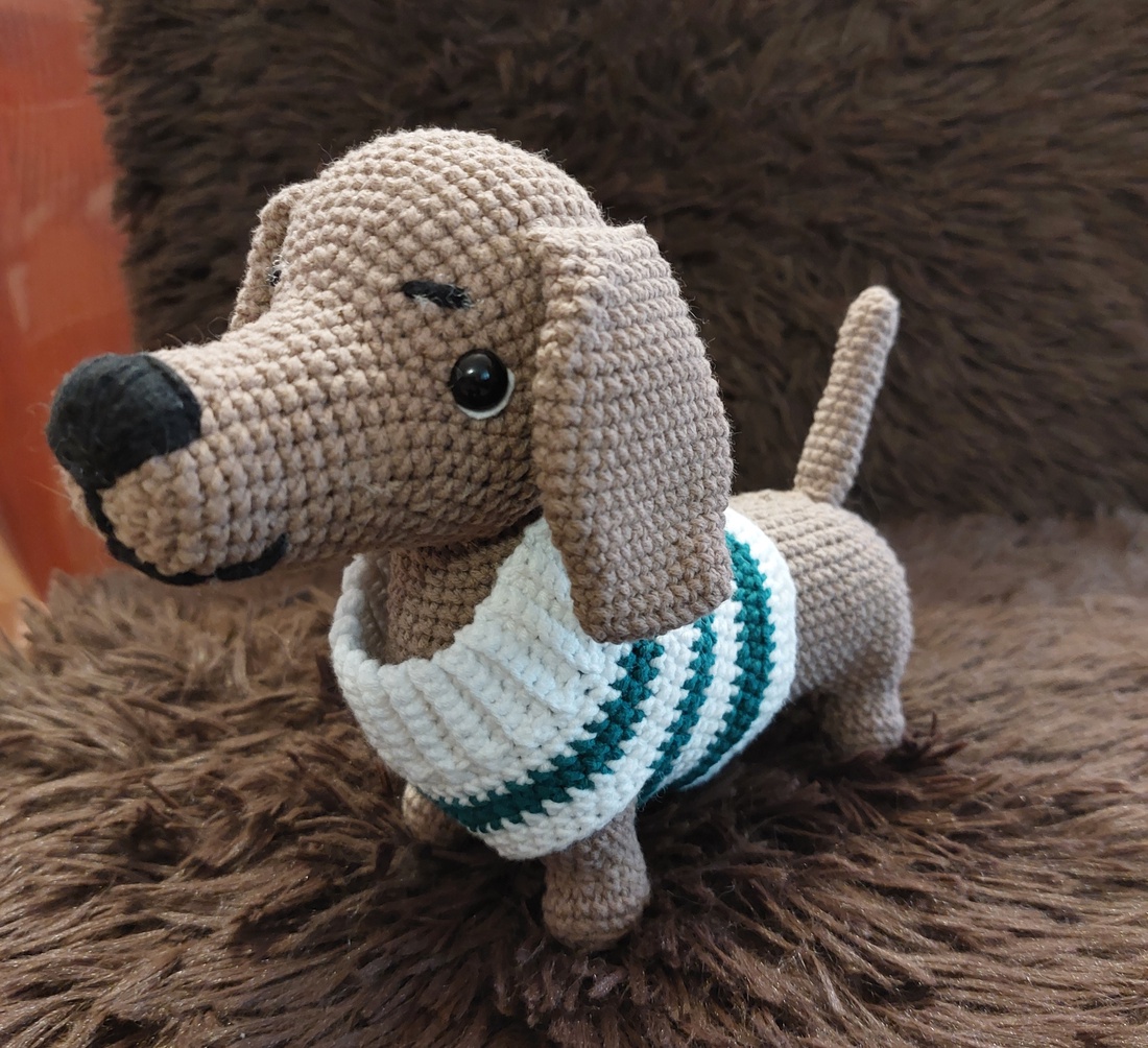 Cățeluș Teckel Croșetat � Prietenul tău loial cu pulover dungat - jucării și echipamente pentru copii - plușuri - câine de pluș - Artynos.ro