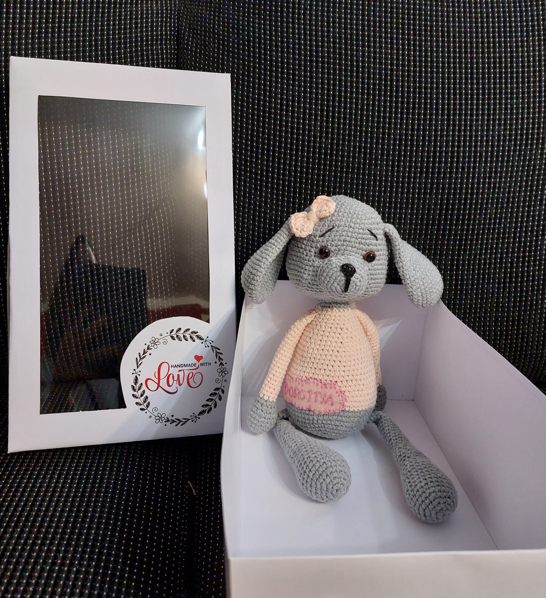 Cățelușă retro cu Fundiță și Nume - jucării și echipamente pentru copii - plușuri - câine de pluș - Artynos.ro