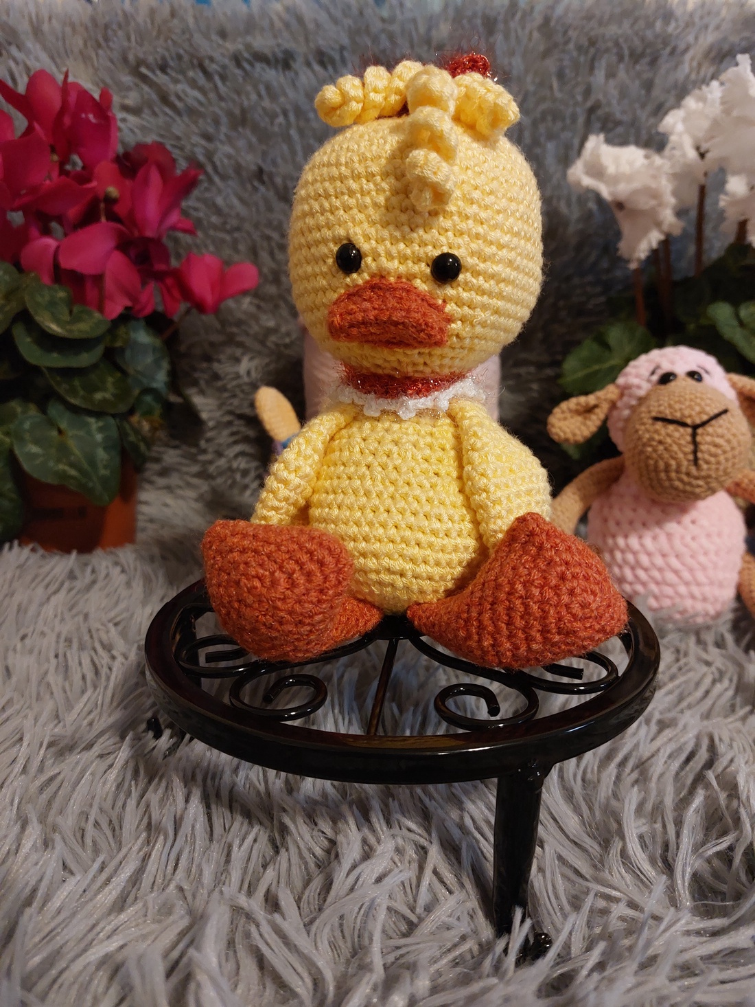 Rățușcă Veselă Croșetată � Decor de Paște și Prieten de Joacă - jucării și echipamente pentru copii - plușuri - păsări de pluș - Artynos.ro