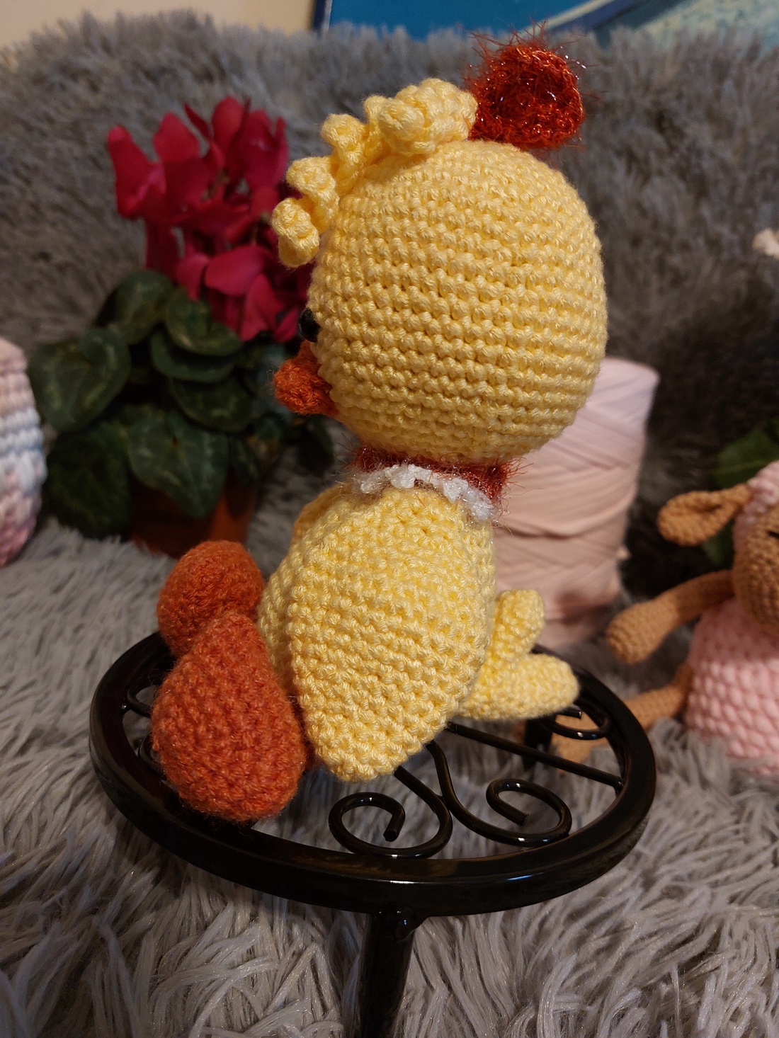 Rățușcă Veselă Croșetată � Decor de Paște și Prieten de Joacă - jucării și echipamente pentru copii - plușuri - păsări de pluș - Artynos.ro