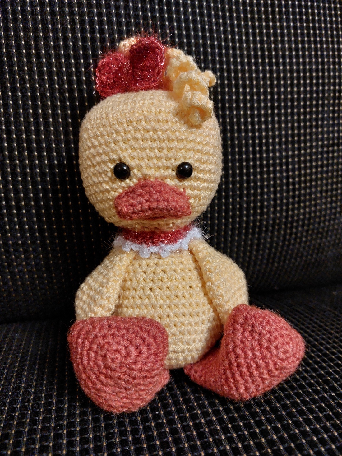 Rățușcă Veselă Croșetată � Decor de Paște și Prieten de Joacă - jucării și echipamente pentru copii - plușuri - păsări de pluș - Artynos.ro