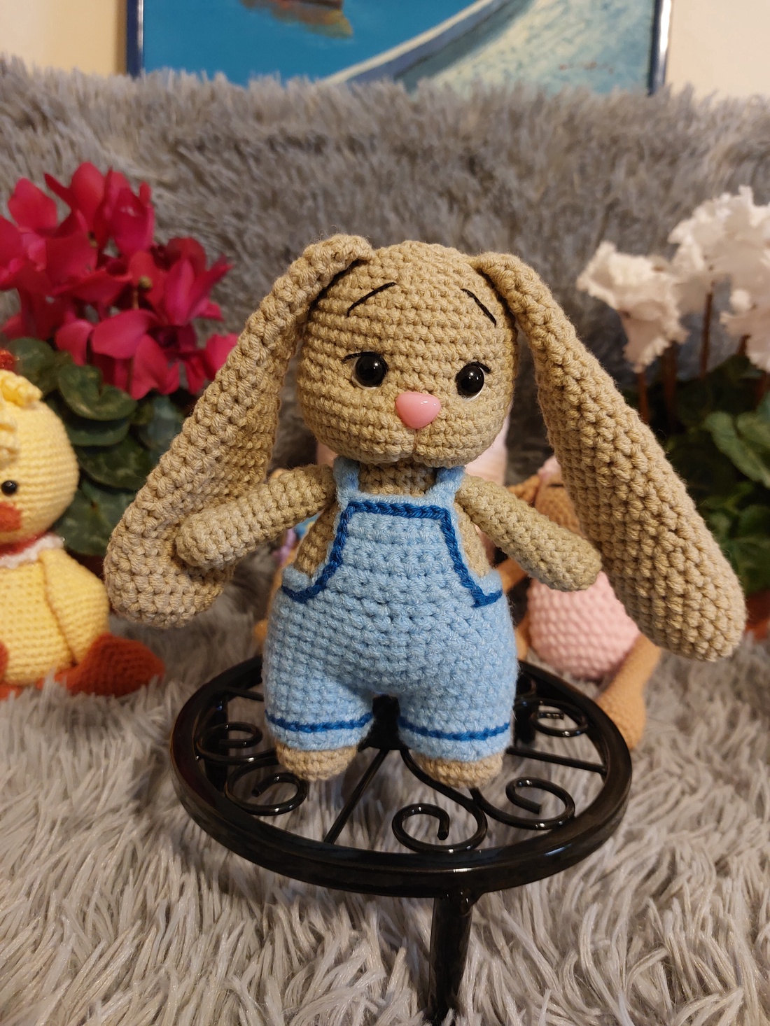 Iepurașul Urechiușe Lungi cu Salopetă Detașabilă - jucării și echipamente pentru copii - plușuri - iepure de pluș - Artynos.ro