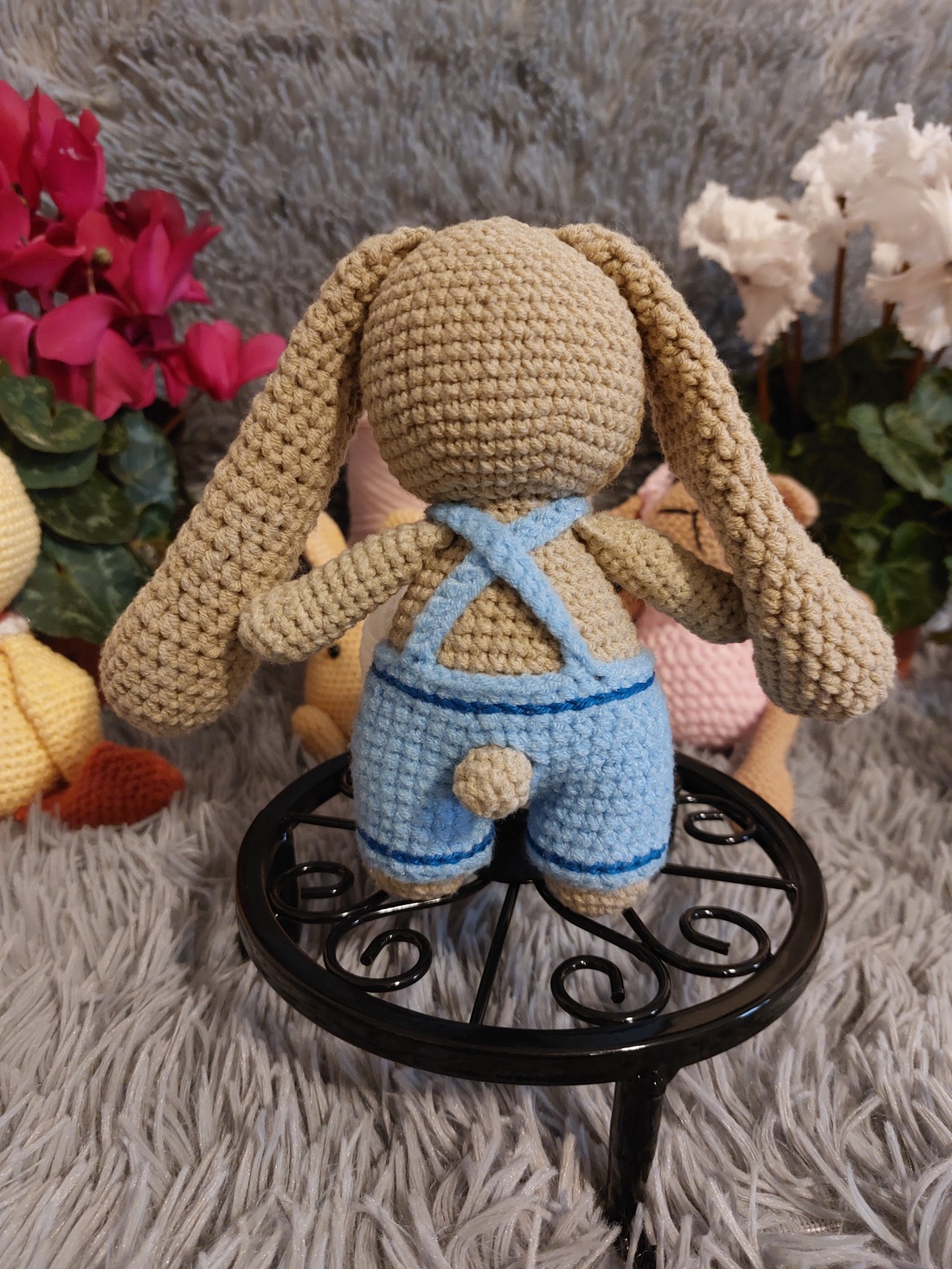 Iepurașul Urechiușe Lungi cu Salopetă Detașabilă - jucării și echipamente pentru copii - plușuri - iepure de pluș - Artynos.ro