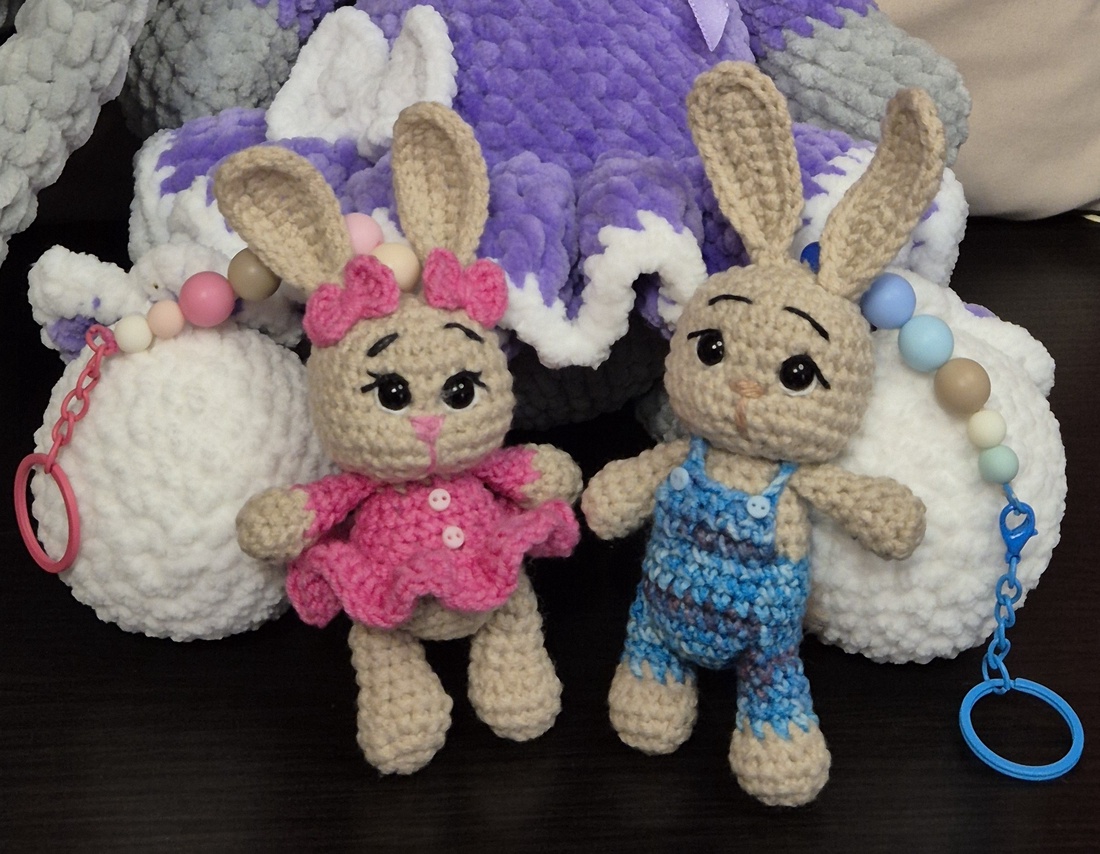 Breloc iepuraș croșetat - genți și portofele - accesorii genți - breloc - Artynos.ro