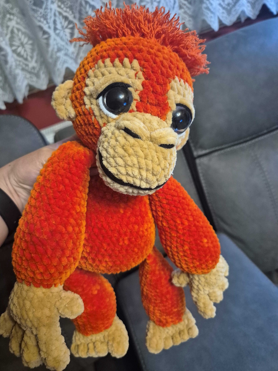 Maimuțică orangutan croșetată - jucării și echipamente pentru copii - plușuri - maimuță de pluș - Artynos.ro