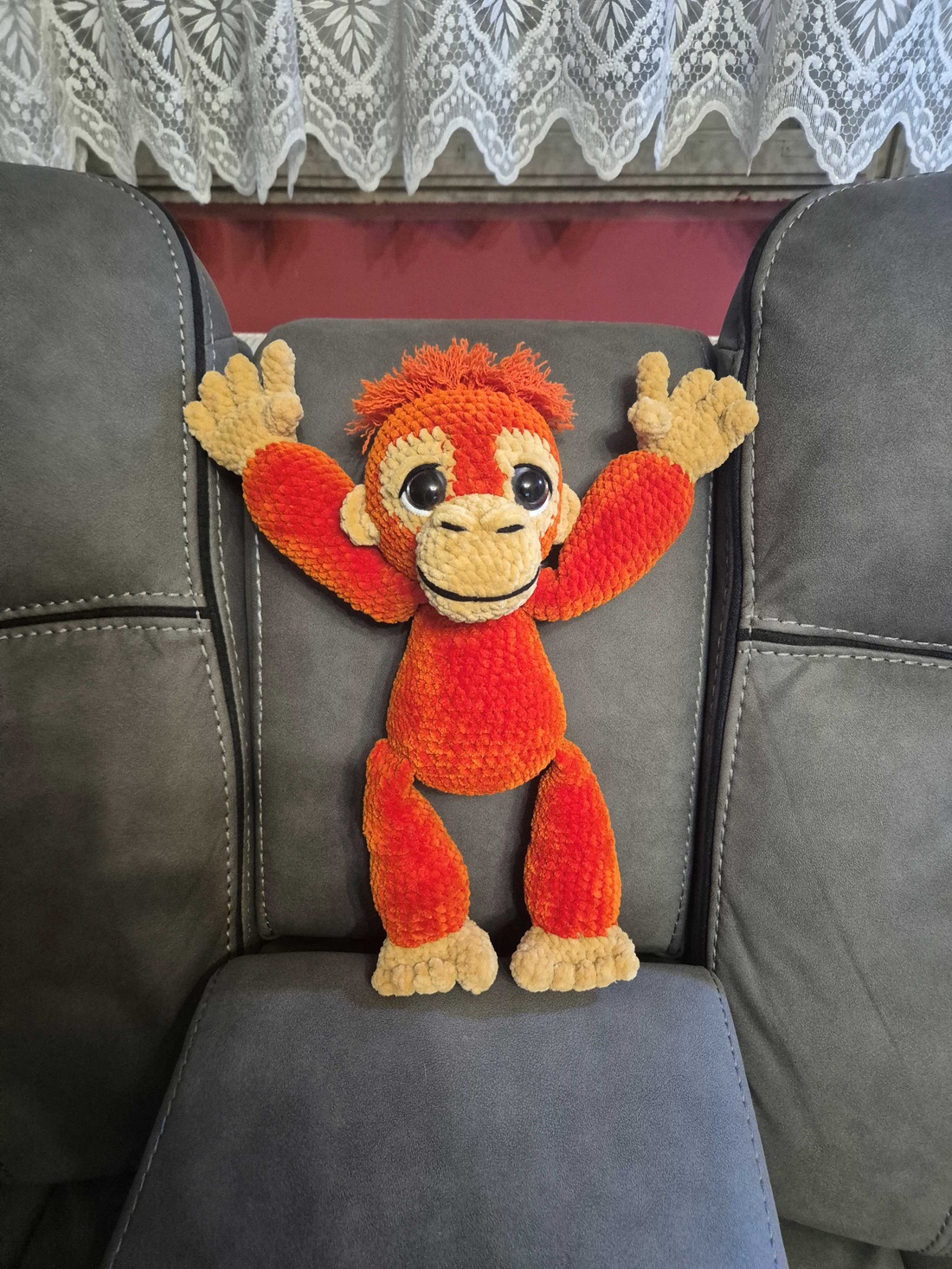 Maimuțică orangutan croșetată - jucării și echipamente pentru copii - plușuri - maimuță de pluș - Artynos.ro