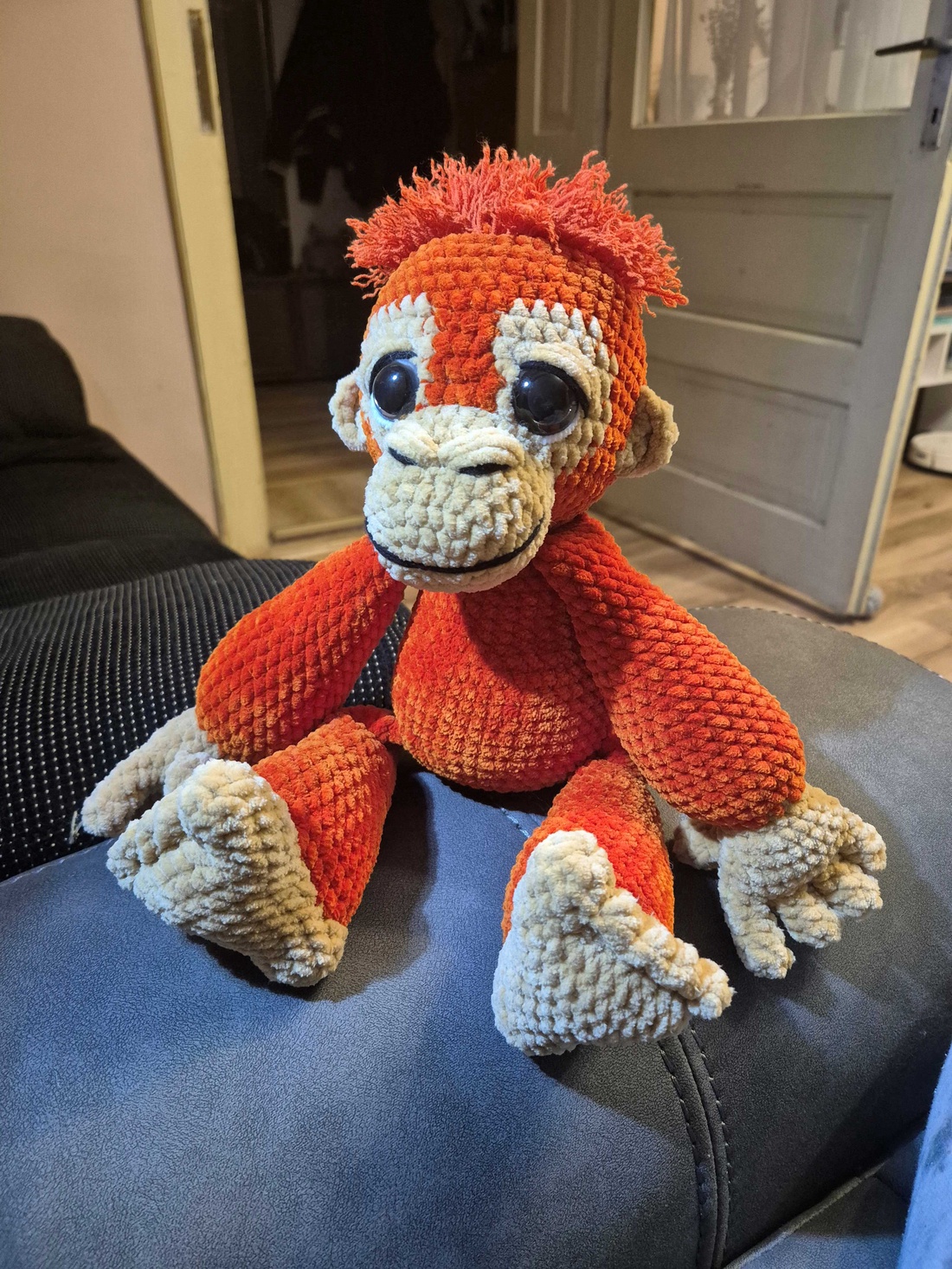 Maimuțică orangutan croșetată - jucării și echipamente pentru copii - plușuri - maimuță de pluș - Artynos.ro