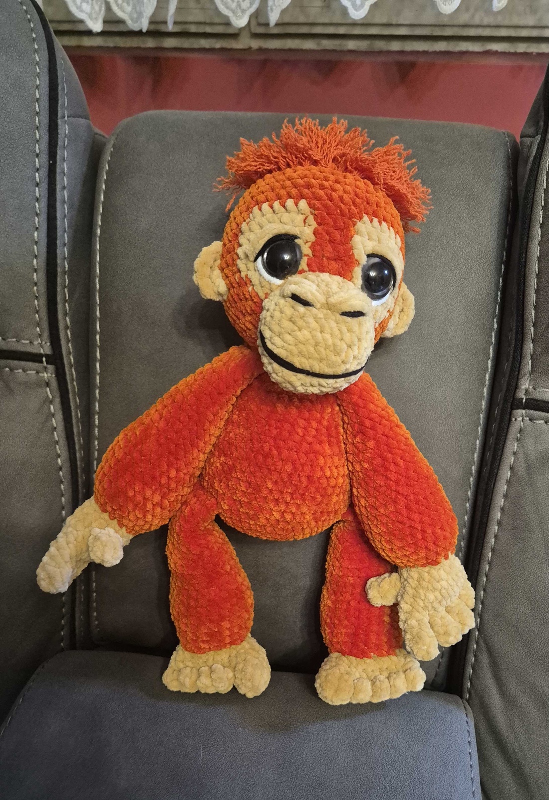 Maimuțică orangutan croșetată - jucării și echipamente pentru copii - plușuri - maimuță de pluș - Artynos.ro