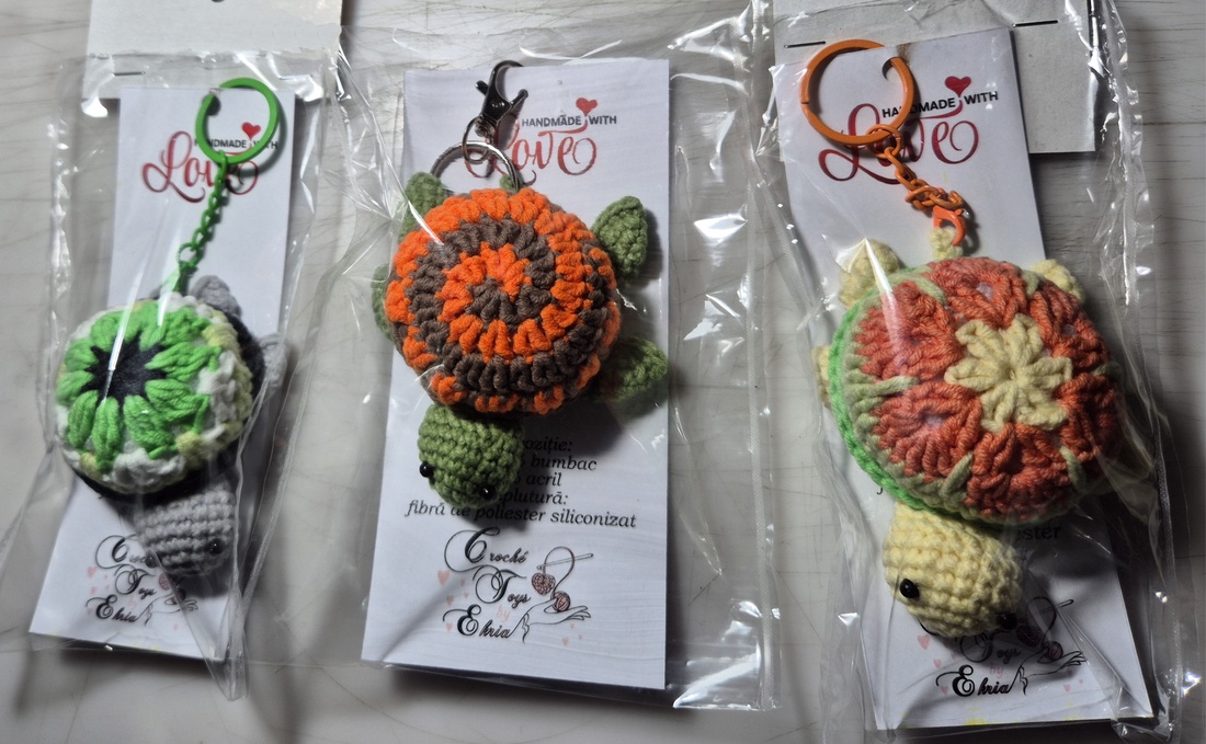 Breloc broscuță țestoasă croșetată manual � model floral - genți și portofele - accesorii genți - breloc - Artynos.ro