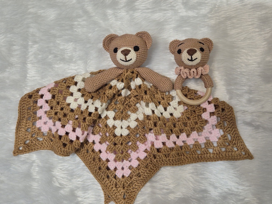 Set Bebe Croșetat � Ursuleț -Păturică de Mângâiere (Lovey) și Zornăitoare  - jucării și echipamente pentru copii - daruri de botez - Artynos.ro