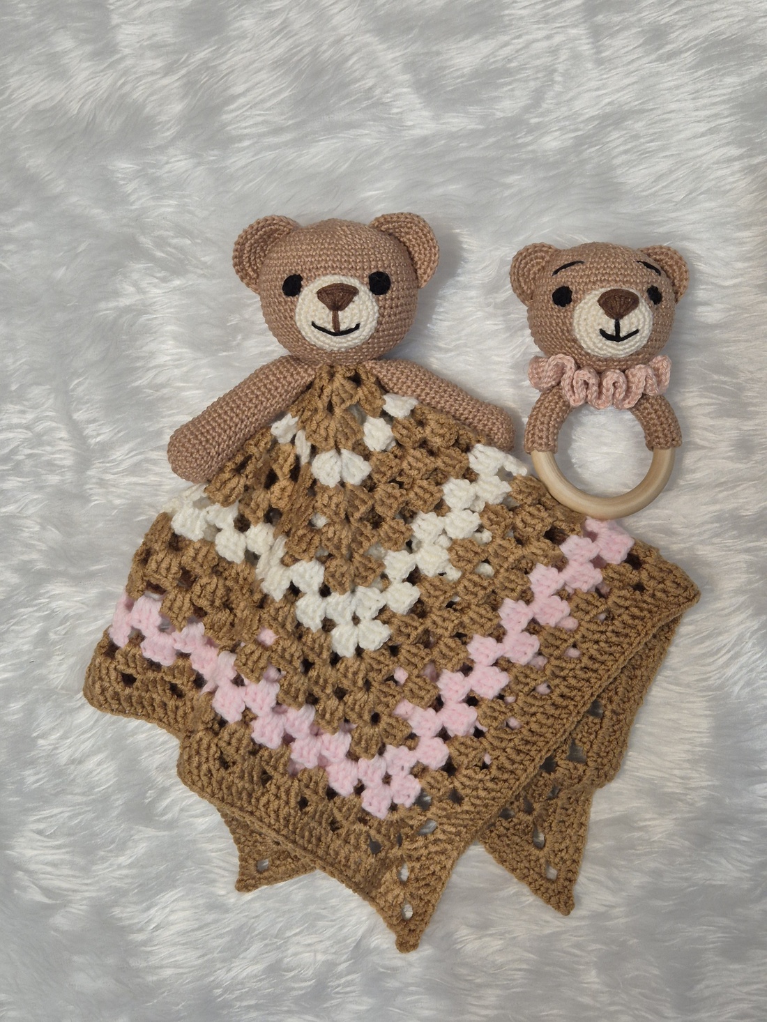 Set Bebe Croșetat � Ursuleț -Păturică de Mângâiere (Lovey) și Zornăitoare  - jucării și echipamente pentru copii - daruri de botez - Artynos.ro