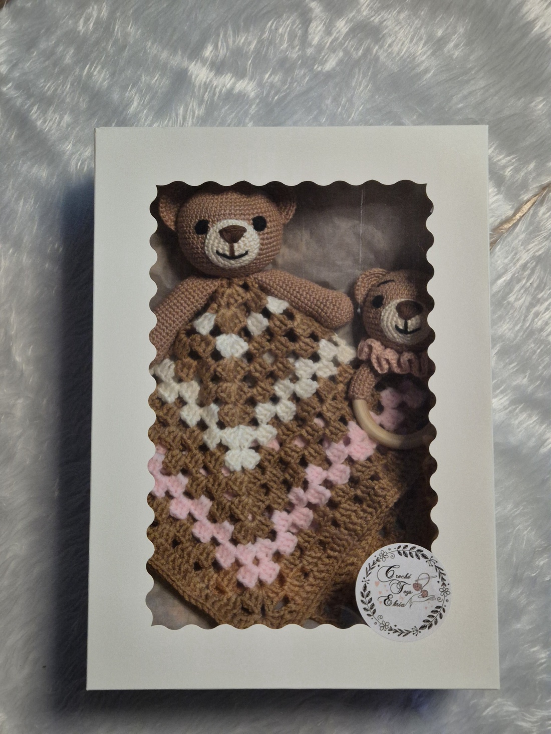 Set Bebe Croșetat � Ursuleț -Păturică de Mângâiere (Lovey) și Zornăitoare  - jucării și echipamente pentru copii - daruri de botez - Artynos.ro