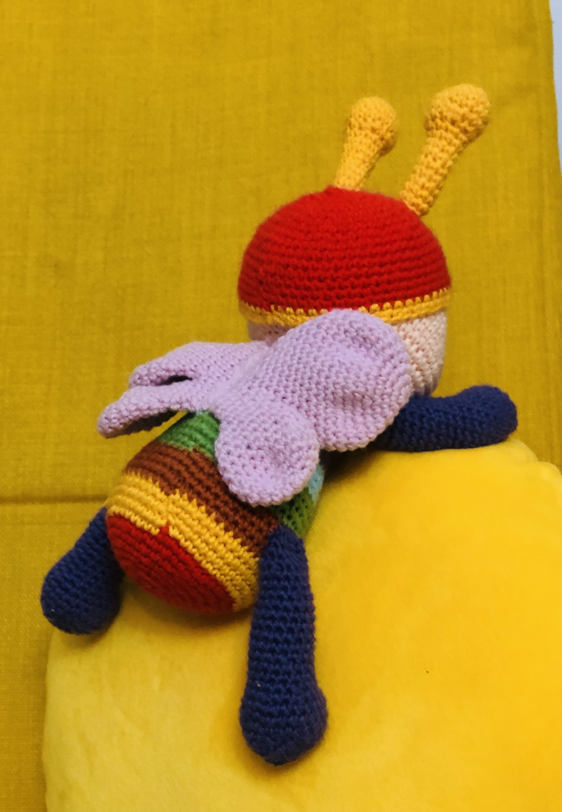 Fluturas multicolor - jucării și echipamente pentru copii - jucării bebeluși - minge bebeluși - Artynos.ro Fluturas multicolor - jucării și echipamente pentru copii - jucării bebeluși - minge bebeluși - Artynos.ro