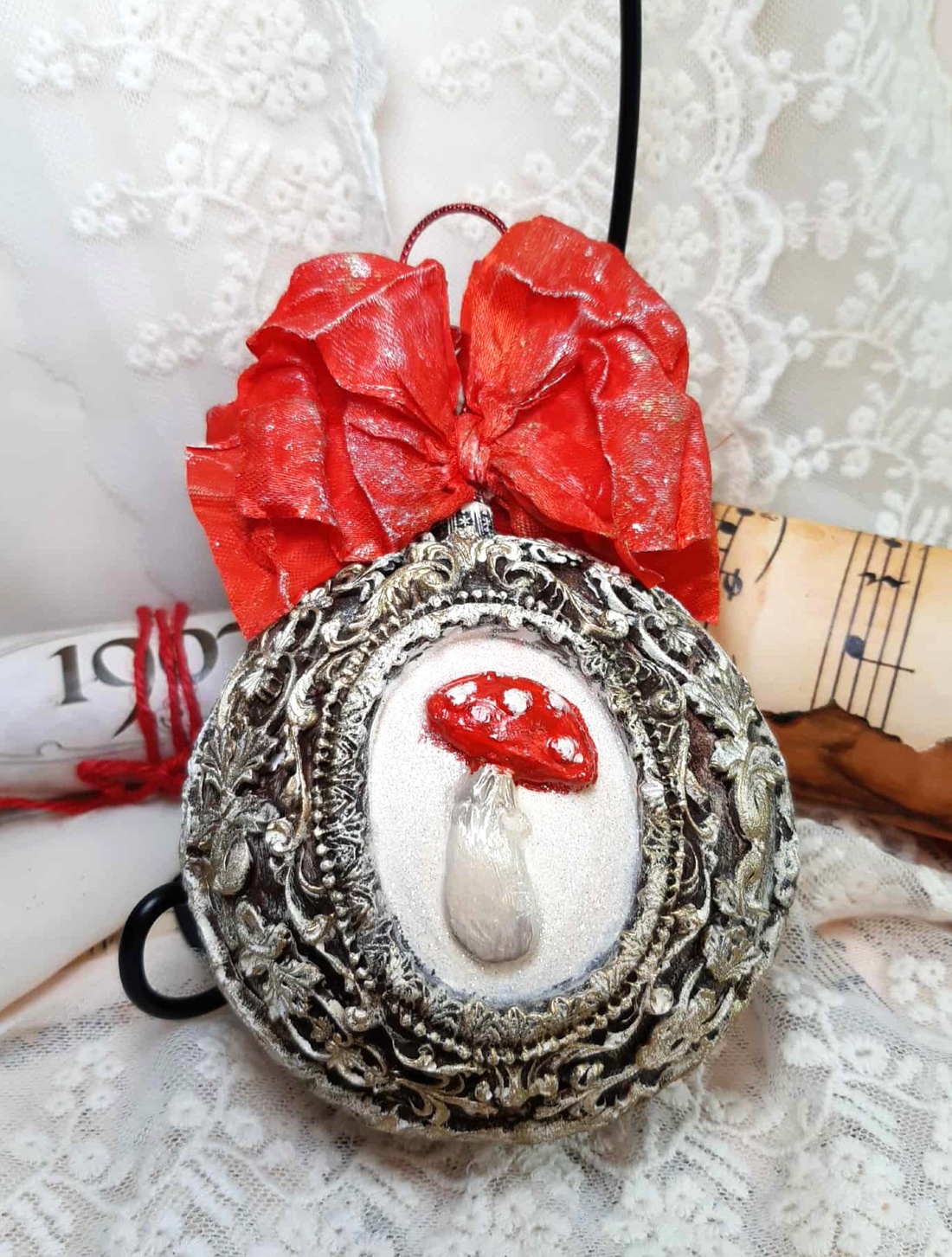 Glob decorat manual, cu ciupercuta - crăciun - decorațiuni de crăciun de casă - globuri de crăciun - Artynos.ro