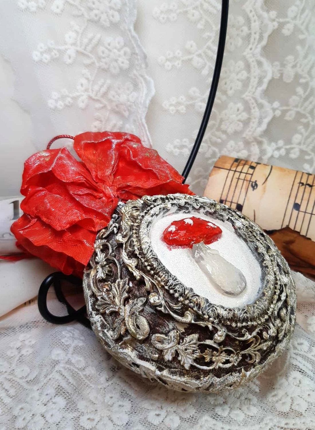 Glob decorat manual, cu ciupercuta - crăciun - decorațiuni de crăciun de casă - globuri de crăciun - Artynos.ro