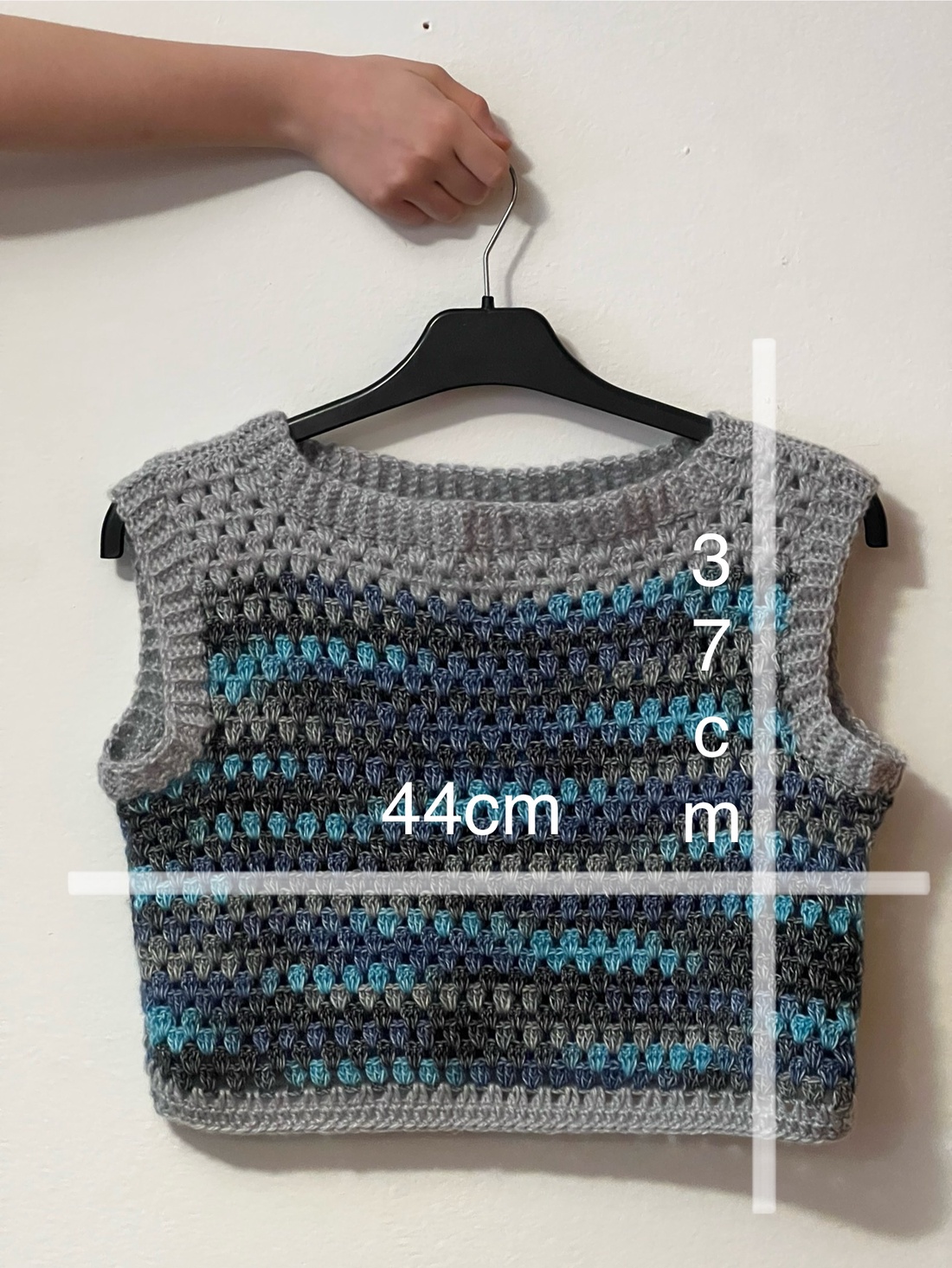 Vesta cropped crosetata - îmbrăcăminte și modă - haine damă - bluze damă - Artynos.ro Vesta cropped crosetata - îmbrăcăminte și modă - haine damă - bluze damă - Artynos.ro