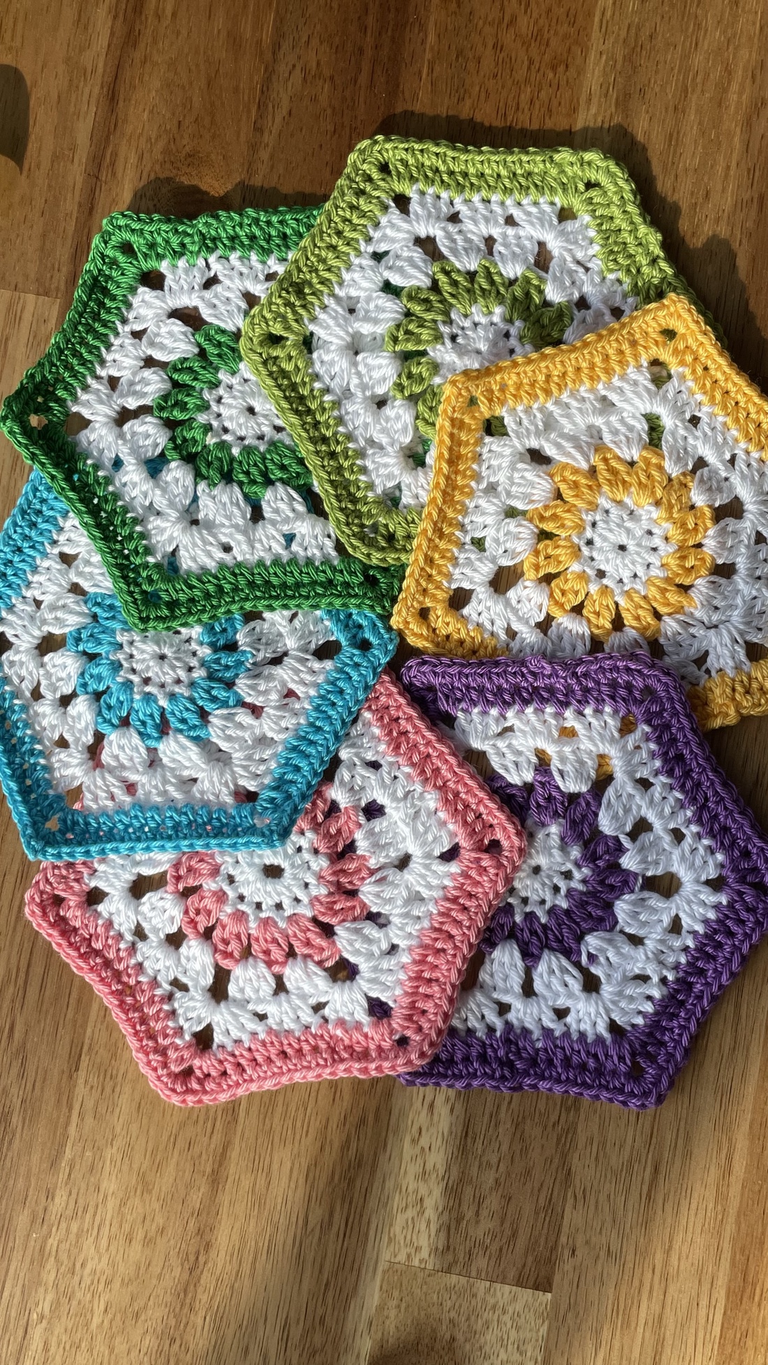 Suport pahare crosetat / set coaster Hexagon colorate - casă & stil de viață - accesorii pentru echipamente de bucătărie - accesorii de servire - suporturi pahare - Artynos.ro Suport pahare crosetat / set coaster Hexagon colorate - casă & stil de viață - accesorii pentru echipamente de bucătărie - accesorii de servire - suporturi pahare - Artynos.ro