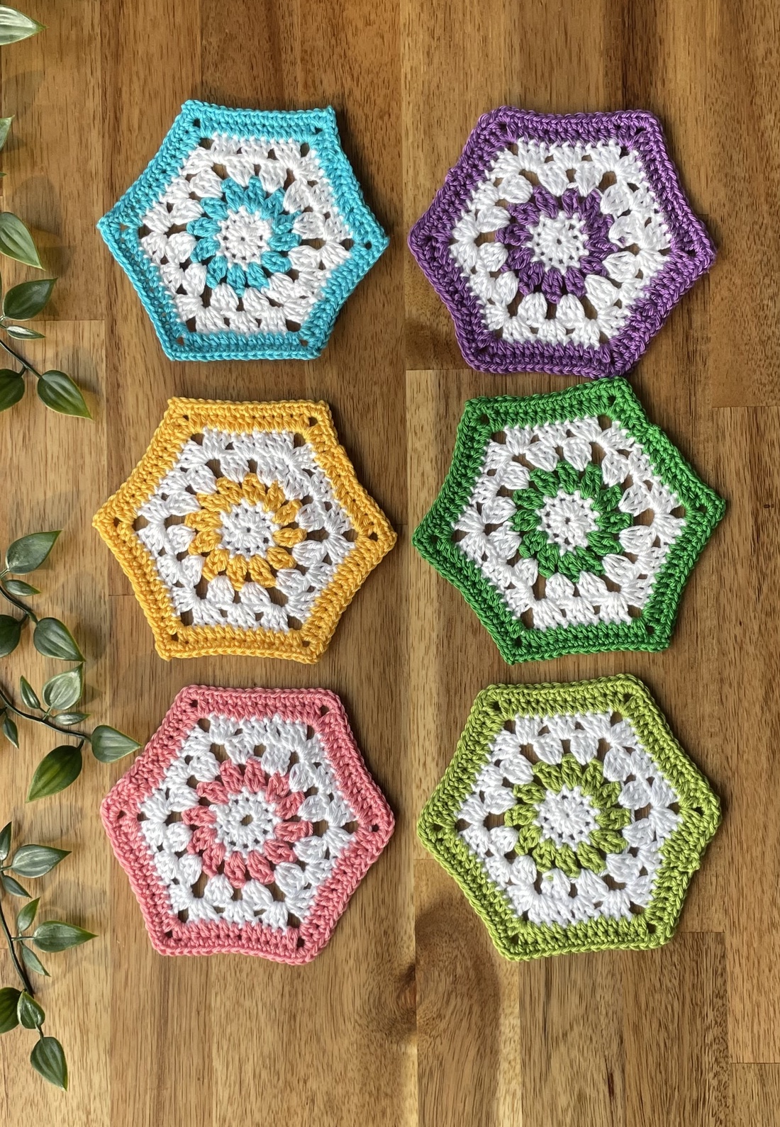 Suport pahare crosetat / set coaster Hexagon colorate - casă & stil de viață - accesorii pentru echipamente de bucătărie - accesorii de servire - suporturi pahare - Artynos.ro Suport pahare crosetat / set coaster Hexagon colorate - casă & stil de viață - accesorii pentru echipamente de bucătărie - accesorii de servire - suporturi pahare - Artynos.ro