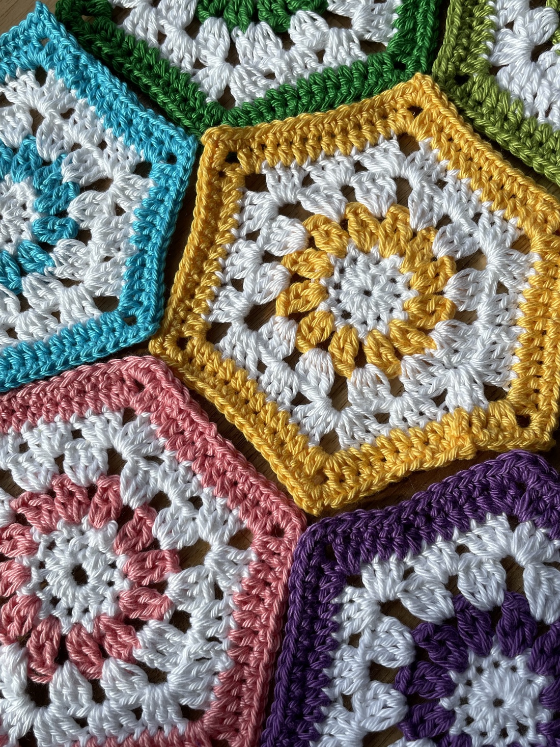 Suport pahare crosetat / set coaster Hexagon colorate - casă & stil de viață - accesorii pentru echipamente de bucătărie - accesorii de servire - suporturi pahare - Artynos.ro Suport pahare crosetat / set coaster Hexagon colorate - casă & stil de viață - accesorii pentru echipamente de bucătărie - accesorii de servire - suporturi pahare - Artynos.ro