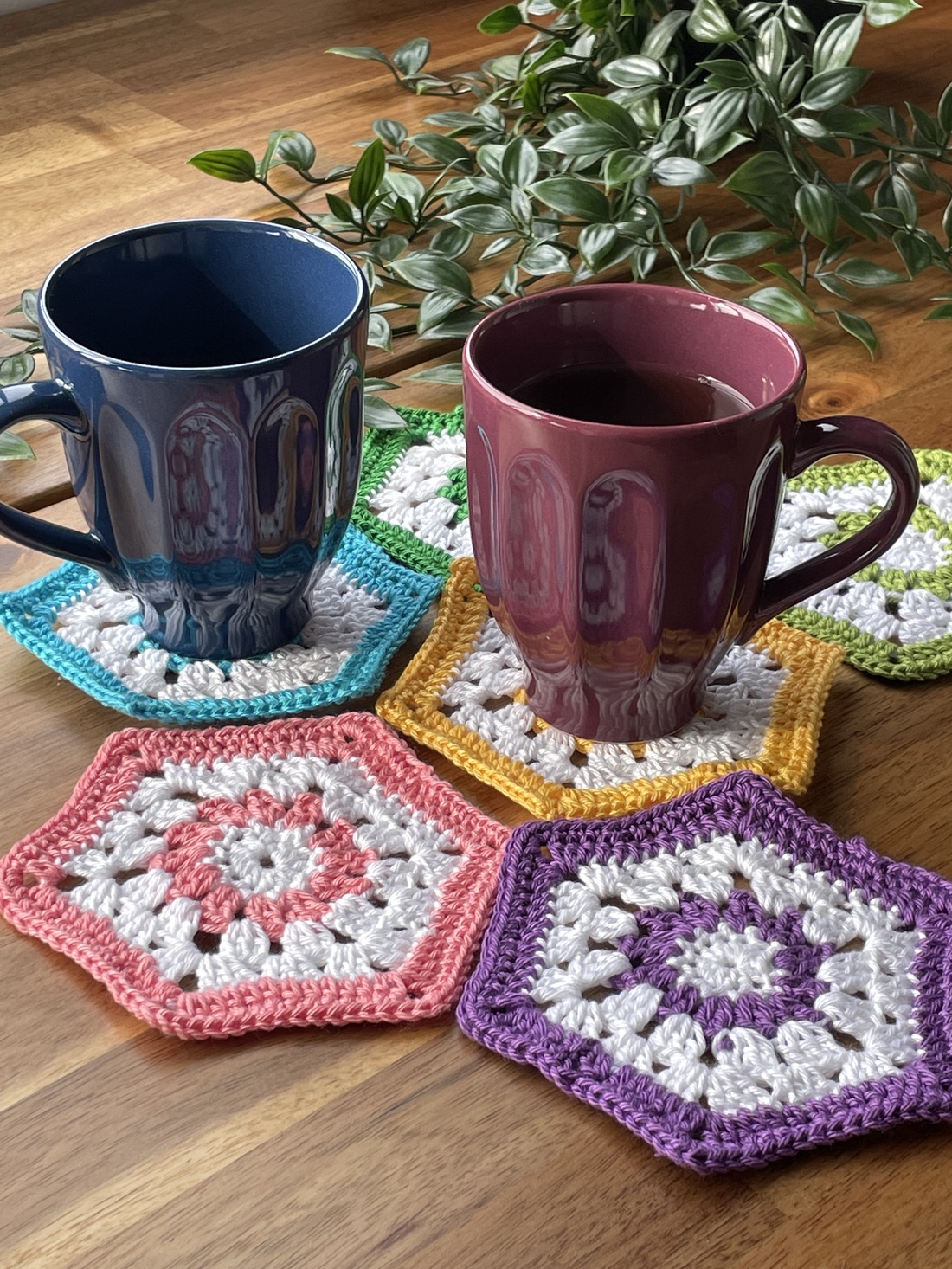 Suport pahare crosetat / set coaster Hexagon colorate - casă & stil de viață - accesorii pentru echipamente de bucătărie - accesorii de servire - suporturi pahare - Artynos.ro Suport pahare crosetat / set coaster Hexagon colorate - casă & stil de viață - accesorii pentru echipamente de bucătărie - accesorii de servire - suporturi pahare - Artynos.ro