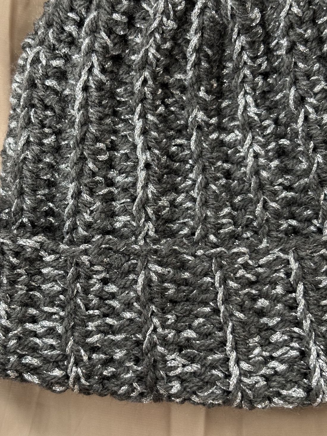 Caciula sclipitoare - îmbrăcăminte și modă - eșarfe, pălării, fularuri - căciulă - Artynos.ro