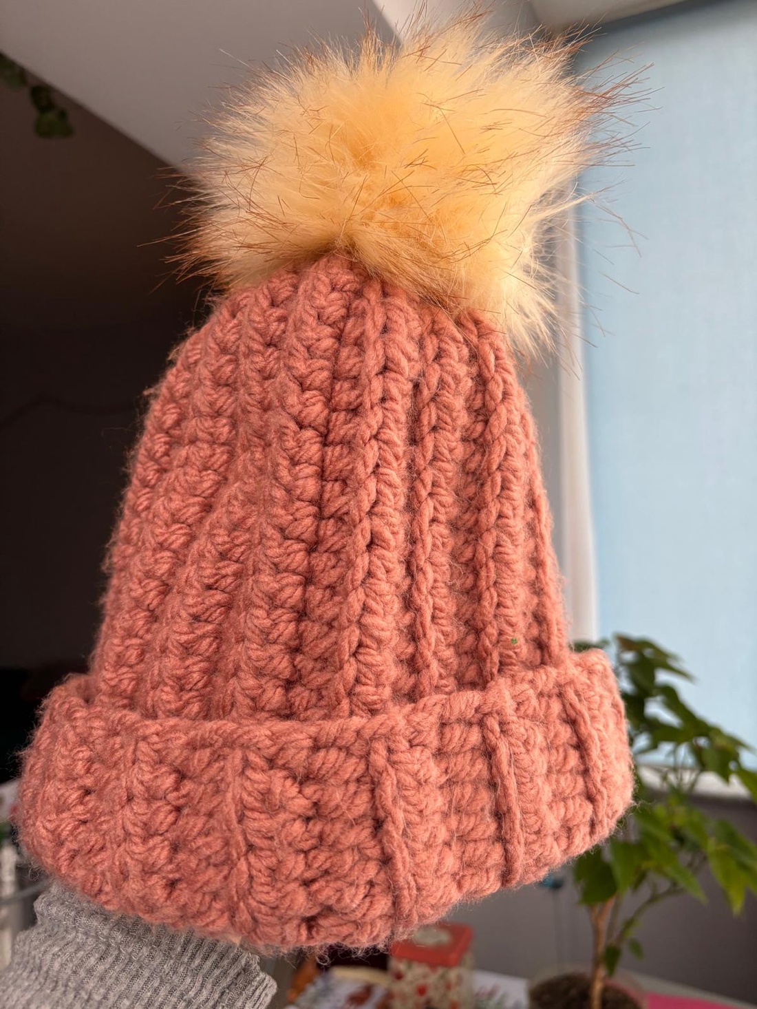 Caciula groasa cu puf - îmbrăcăminte și modă - eșarfe, pălării, fularuri - căciulă - Artynos.ro