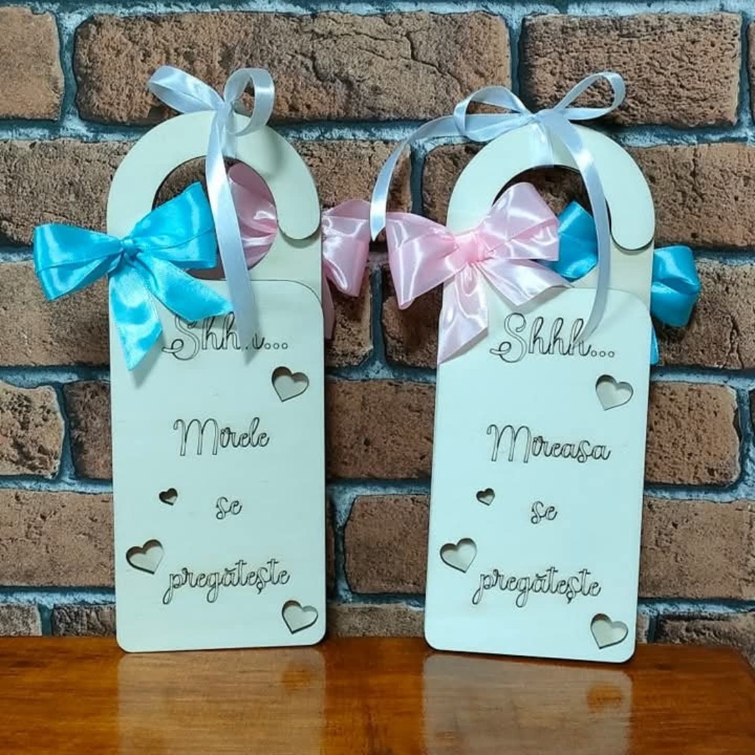 Hanger ușa pt nuntă - accesorii nuntă - amintiri și cadouri de nuntă - cadou nuntă - set de ceremonie - Artynos.ro Hanger ușa pt nuntă - accesorii nuntă - amintiri și cadouri de nuntă - cadou nuntă - set de ceremonie - Artynos.ro