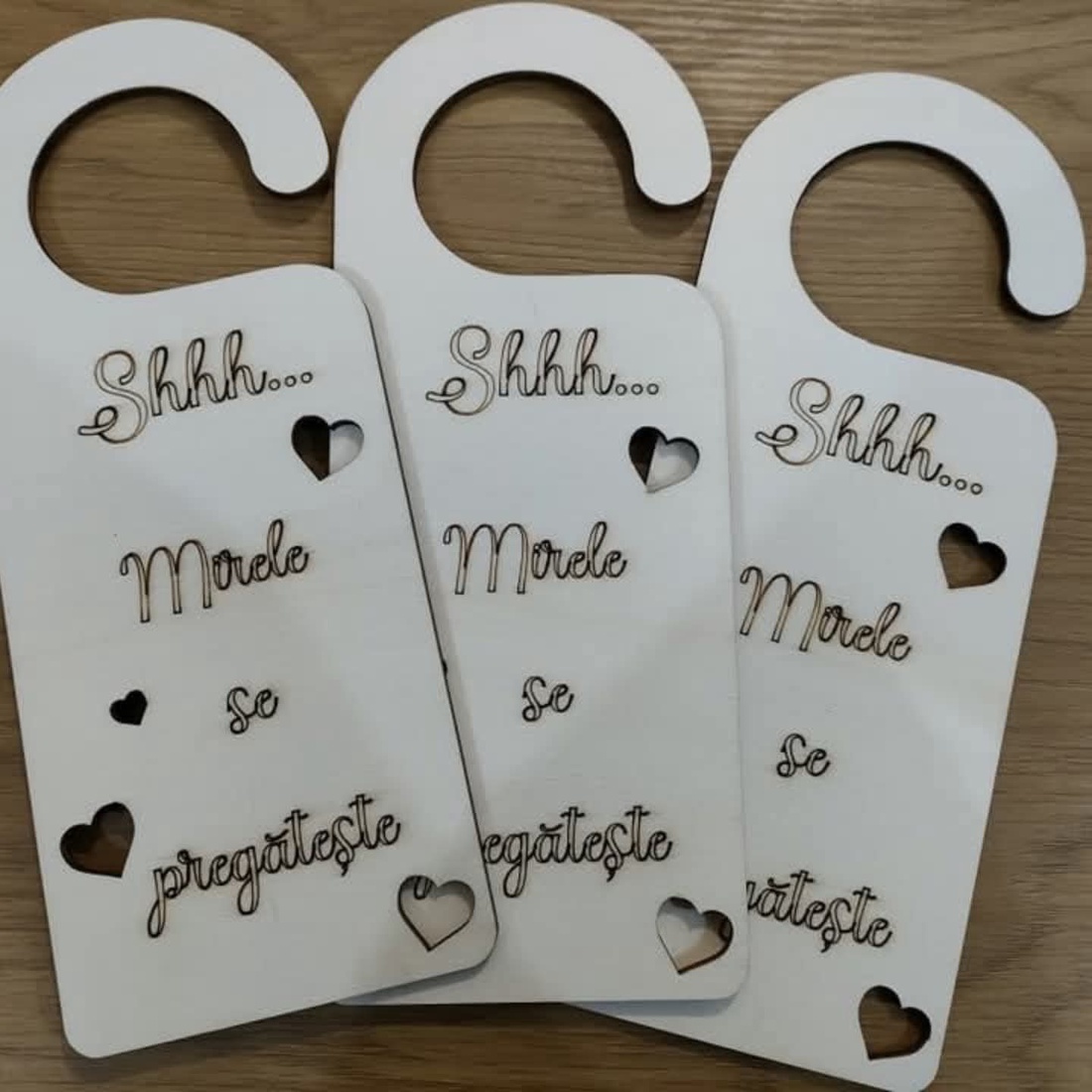 Hanger ușa pt nuntă - accesorii nuntă - amintiri și cadouri de nuntă - cadou nuntă - set de ceremonie - Artynos.ro Hanger ușa pt nuntă - accesorii nuntă - amintiri și cadouri de nuntă - cadou nuntă - set de ceremonie - Artynos.ro
