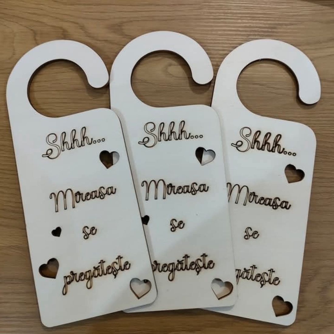 Hanger ușa pt nuntă - accesorii nuntă - amintiri și cadouri de nuntă - cadou nuntă - set de ceremonie - Artynos.ro Hanger ușa pt nuntă - accesorii nuntă - amintiri și cadouri de nuntă - cadou nuntă - set de ceremonie - Artynos.ro