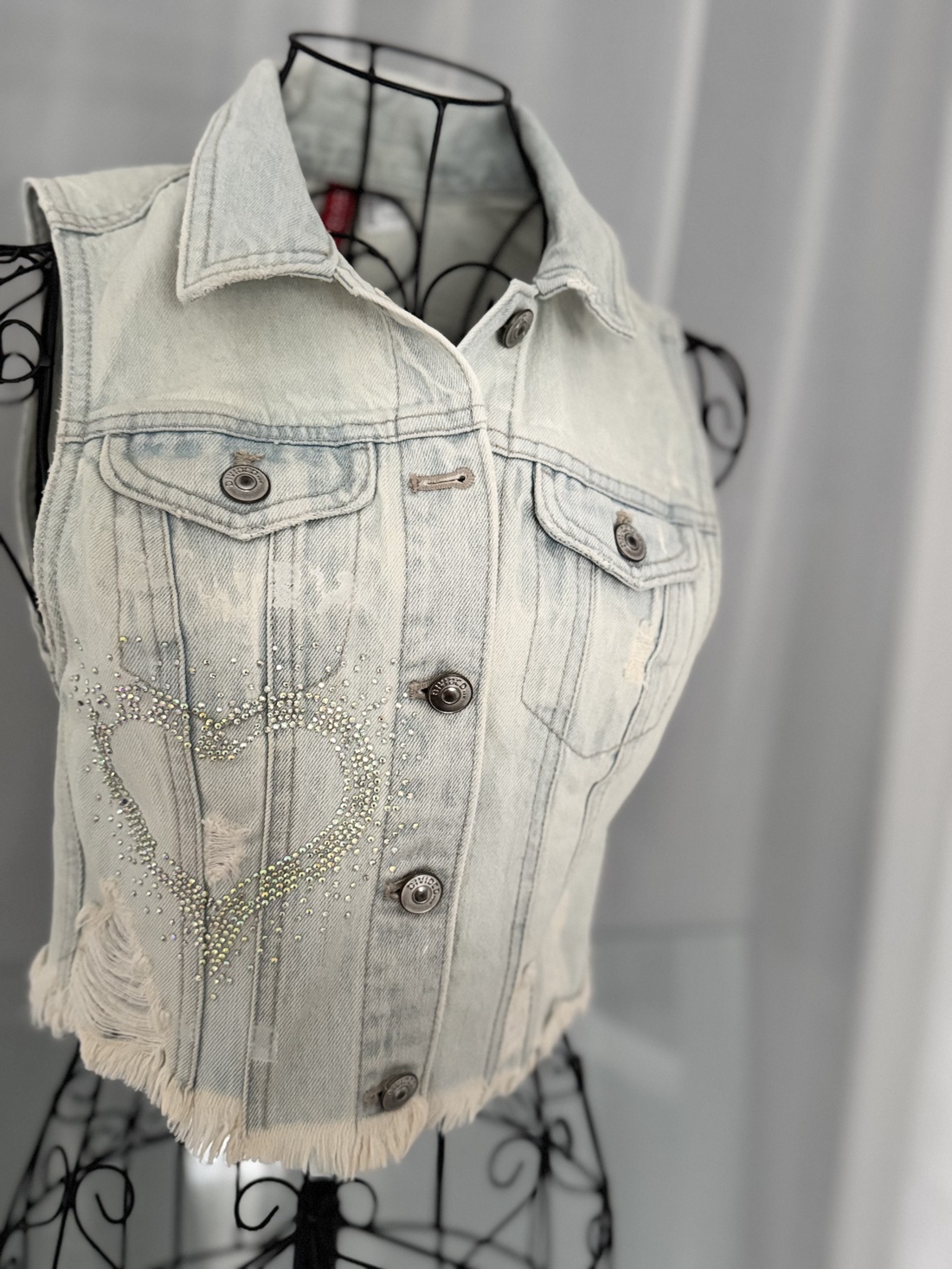 Vestă - model cristale - accesorii nuntă - accesorii și cadouri de burlecițe - Artynos.ro Vestă - model cristale - accesorii nuntă - accesorii și cadouri de burlecițe - Artynos.ro