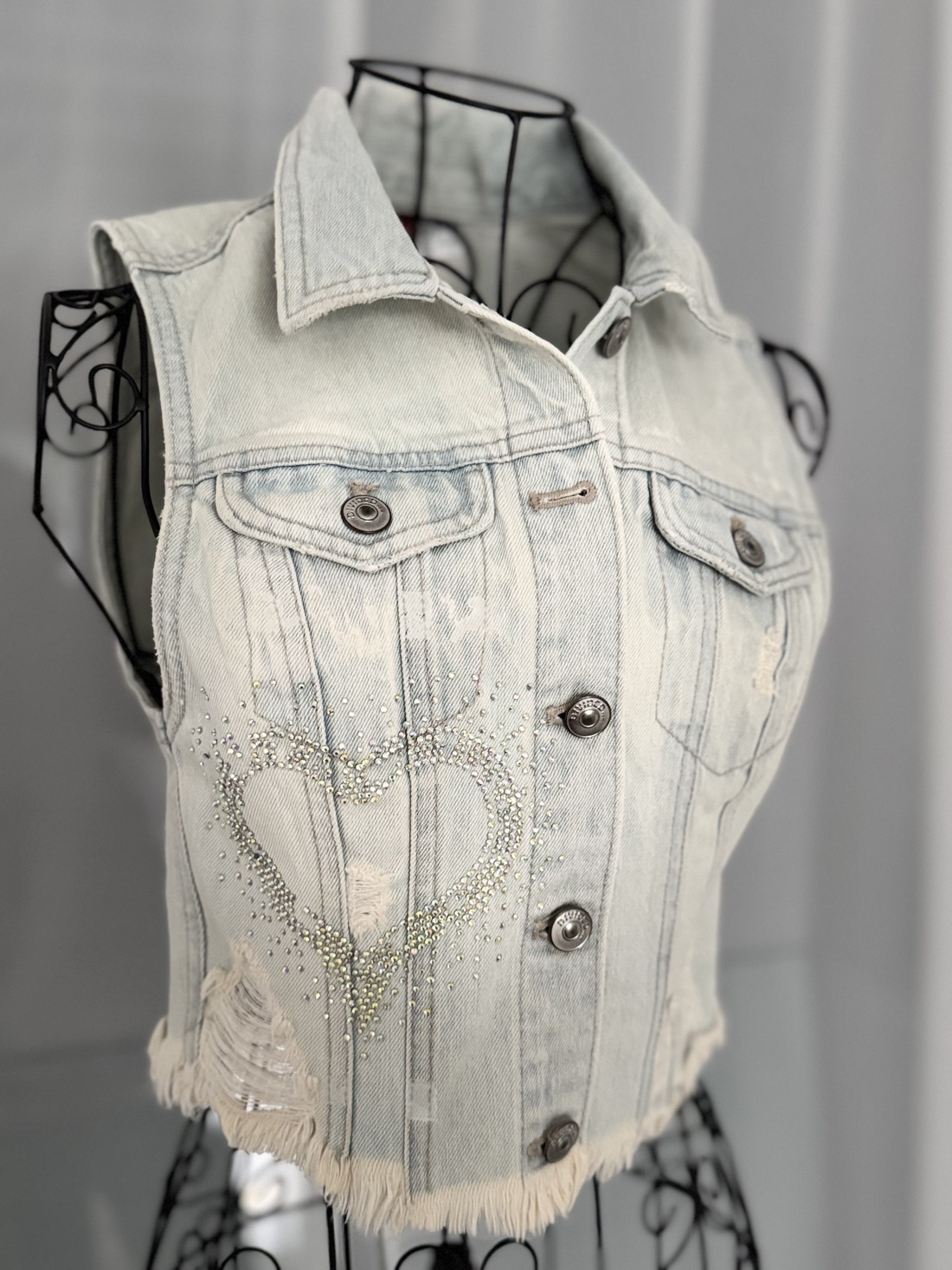 Vestă - model cristale - accesorii nuntă - accesorii și cadouri de burlecițe - Artynos.ro Vestă - model cristale - accesorii nuntă - accesorii și cadouri de burlecițe - Artynos.ro