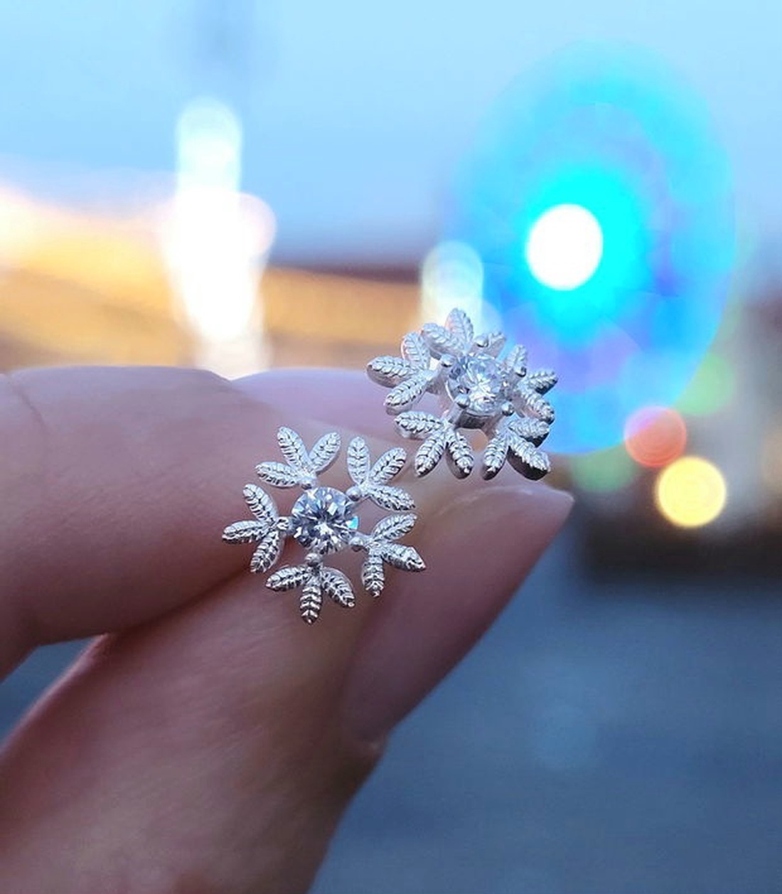 Cercei cu fulgi argintați 925 și Cubic Zirconia - bijuterii - cercei - clipsuri - Artynos.ro Cercei cu fulgi argintați 925 și Cubic Zirconia - bijuterii - cercei - clipsuri - Artynos.ro