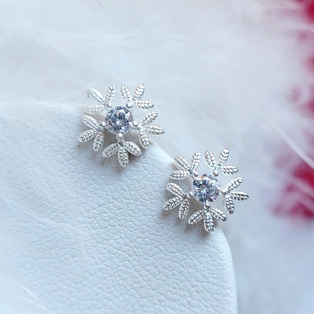 Cercei cu fulgi argintați 925 și Cubic Zirconia - bijuterii - cercei - clipsuri - Artynos.ro Cercei cu fulgi argintați 925 și Cubic Zirconia - bijuterii - cercei - clipsuri - Artynos.ro