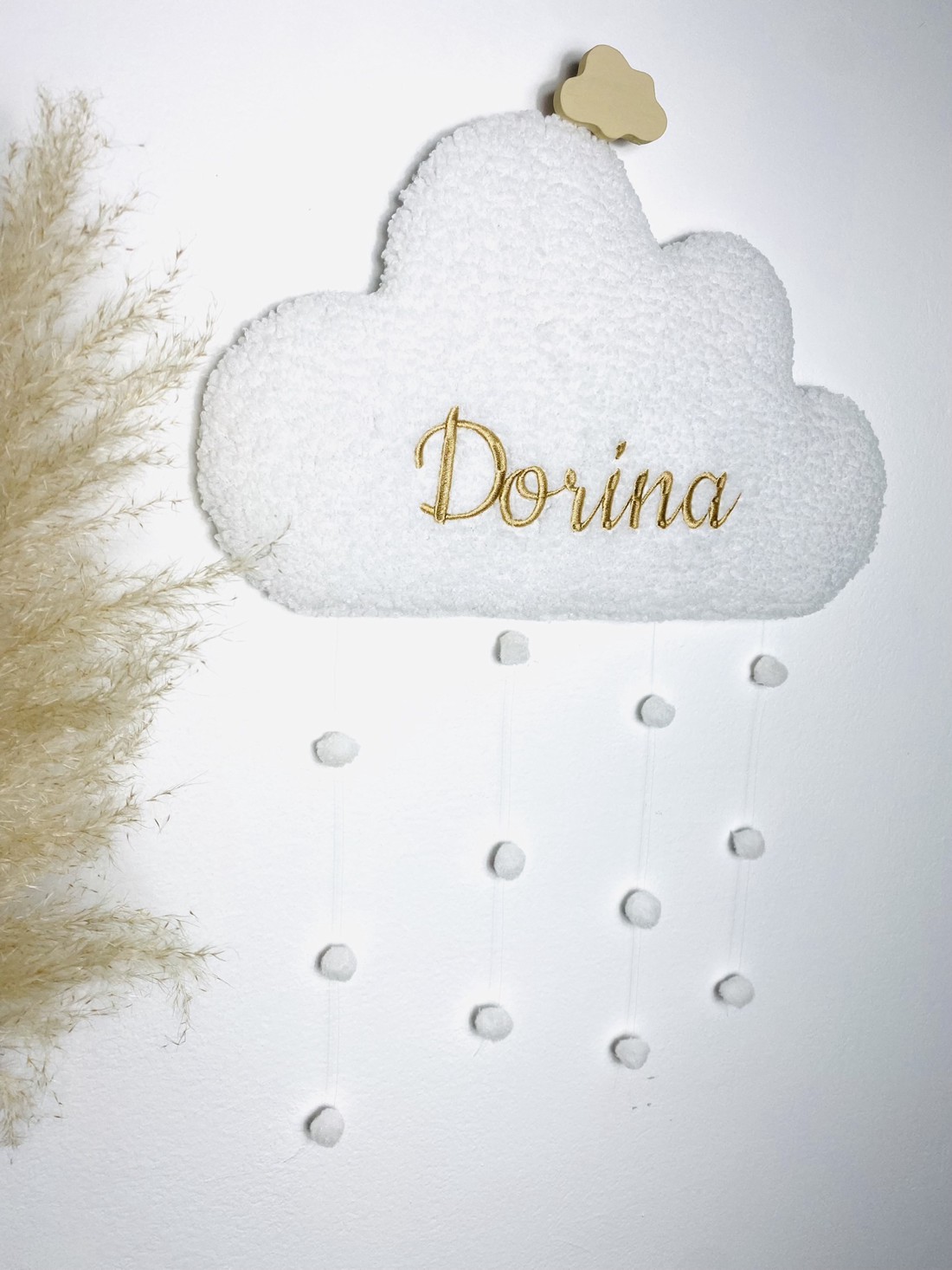 Decor de perete personalizat cu nori de miel brodați, cu pandantive pom-pom - - Artynos.ro Decor de perete personalizat cu nori de miel brodați, cu pandantive pom-pom - - Artynos.ro