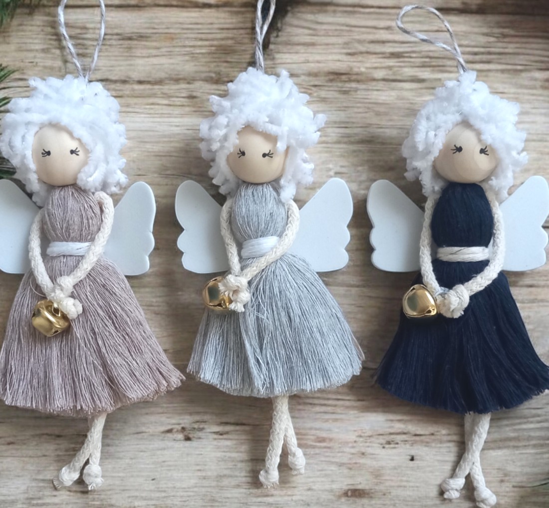 Înger cu păr pufos cu clopoțel - ornament de Crăciun suspendat (20 cm) - - Artynos.ro Înger cu păr pufos cu clopoțel - ornament de Crăciun suspendat (20 cm) - - Artynos.ro