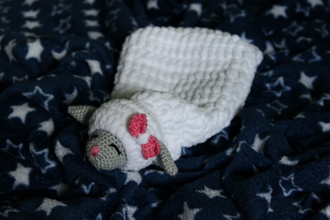 O păturică moale și pufoasă cu model de miel -  - Artynos.ro