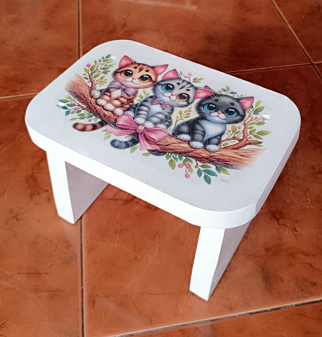 Taburet din lemn cu pisoi alb -  - Artynos.ro