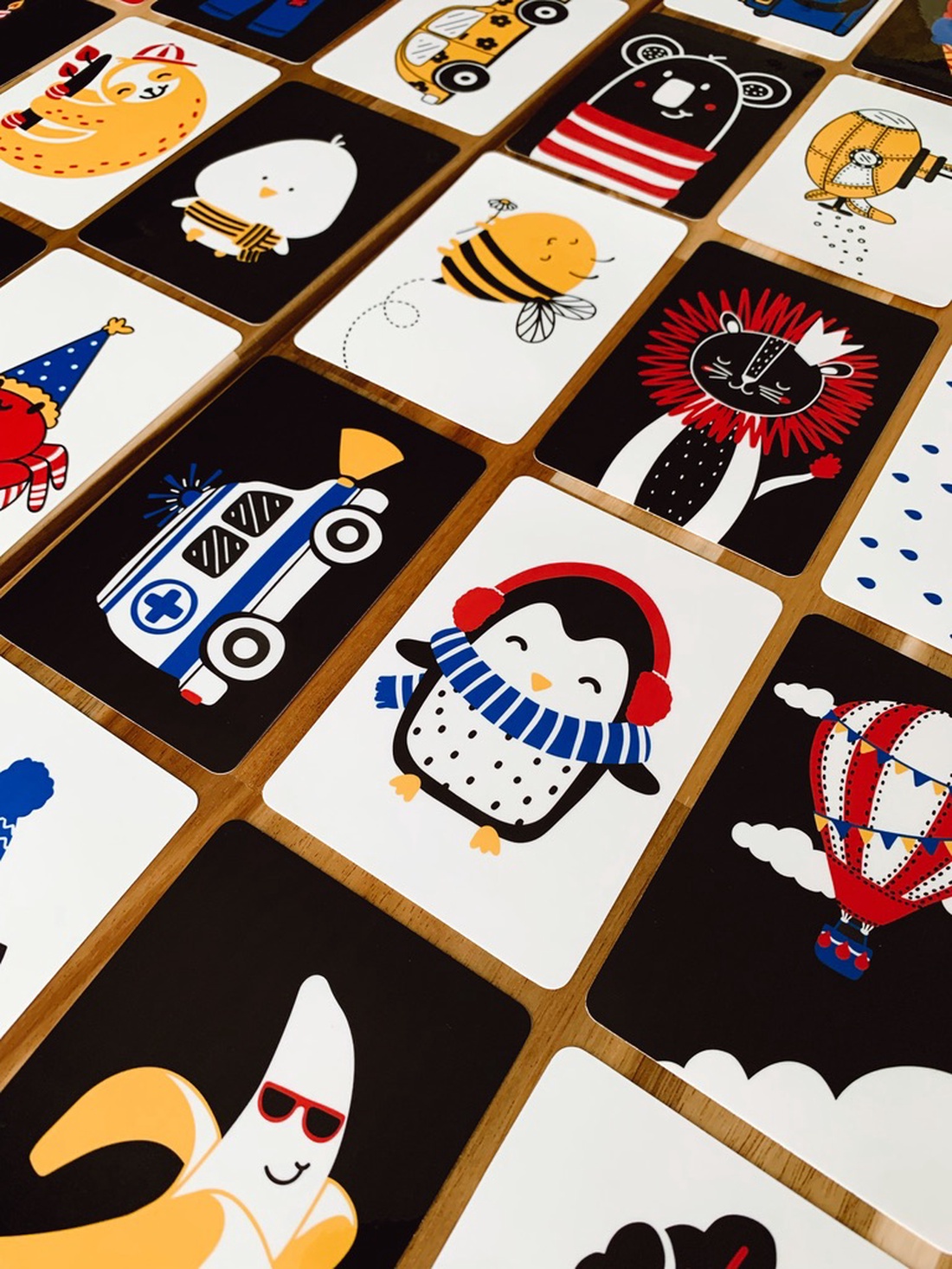 Set de 30 de carduri colorate cu contrast ridicat - jucării și echipamente pentru copii - cadouri baby shower - Artynos.ro