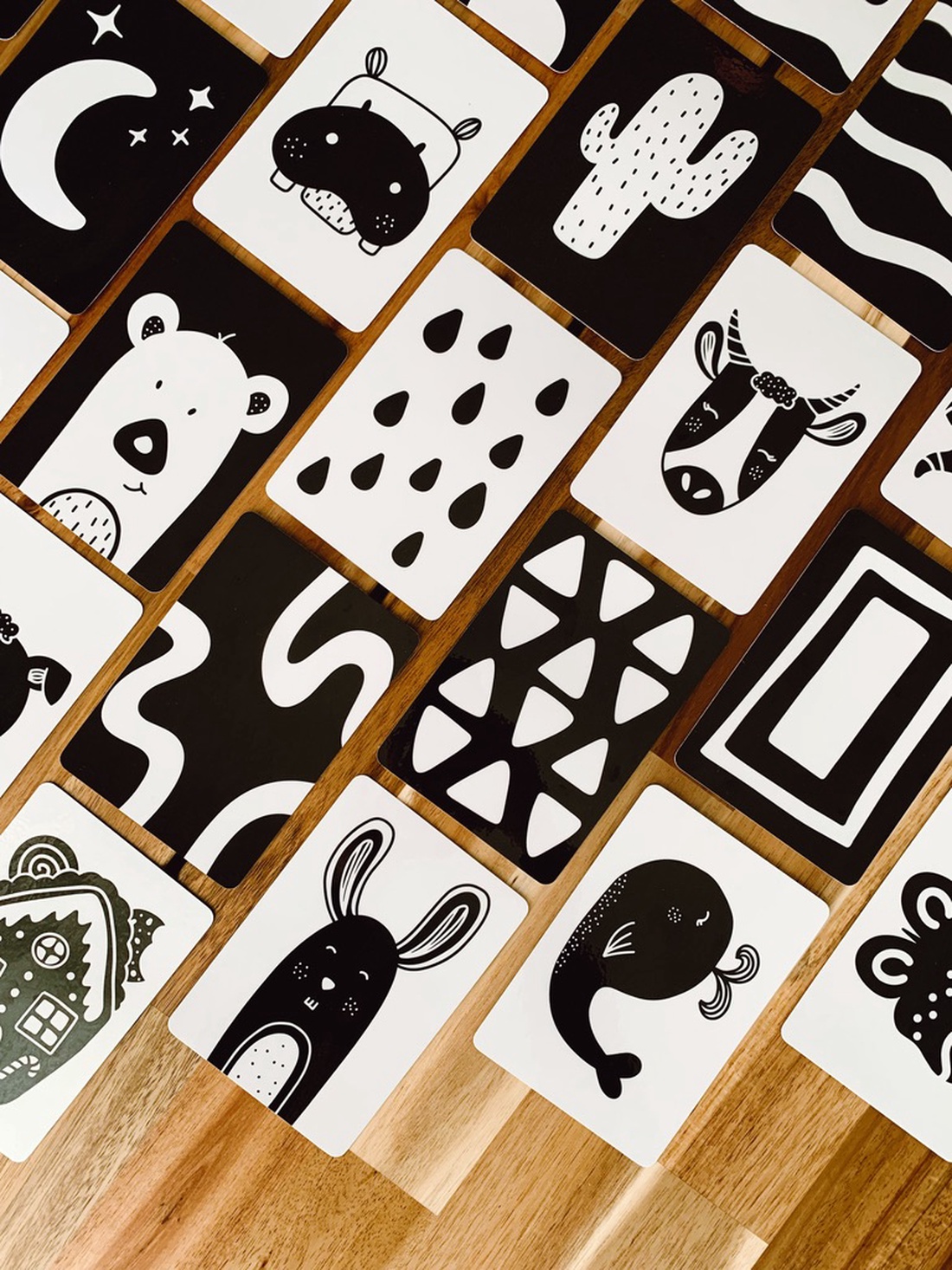 Set 30 carduri contrastante colorate - jucării și echipamente pentru copii - cadouri baby shower - Artynos.ro