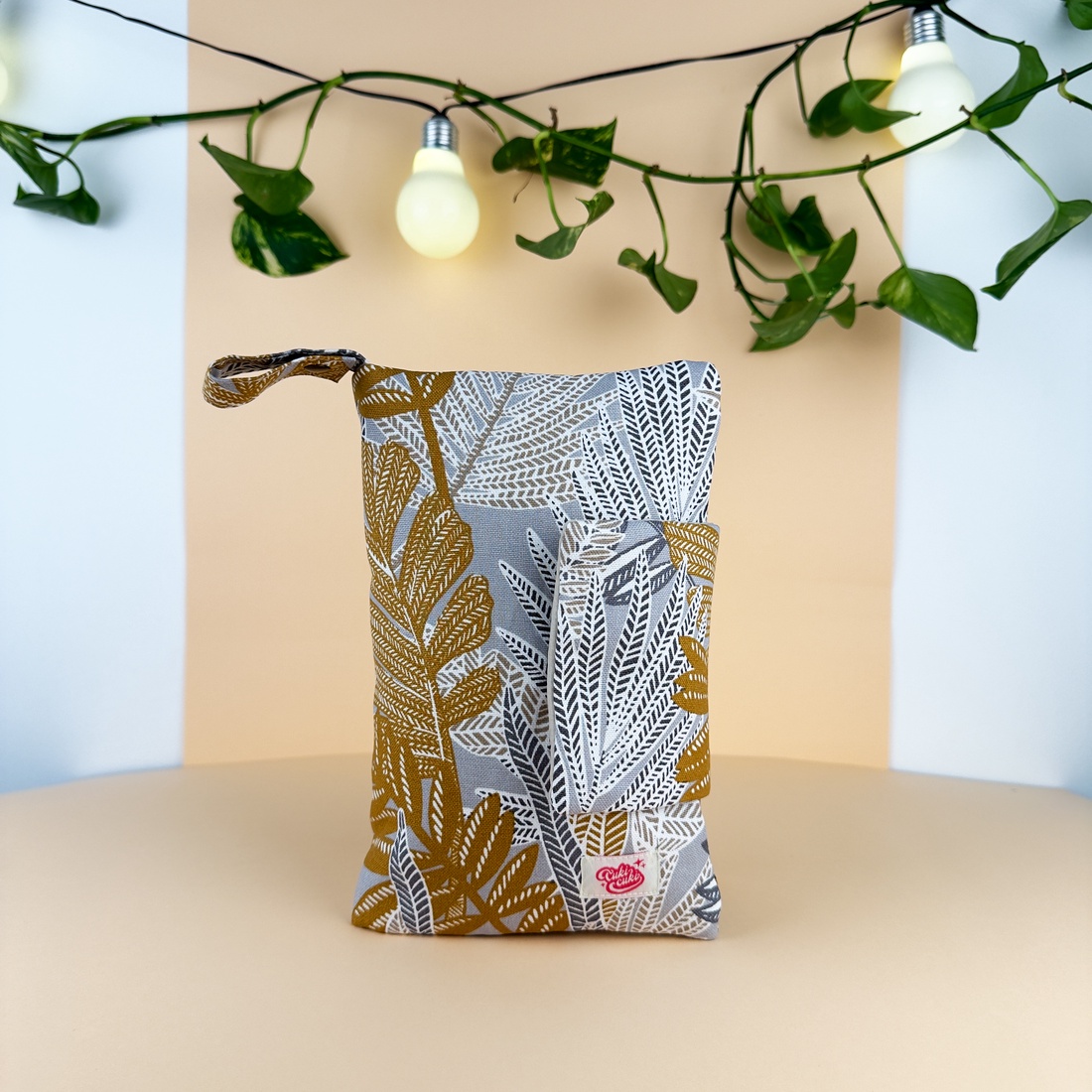 Neseser pentru schimbat scutece cu salteluță impermeabilă  CukiCuki  Colecția Misa - genți și portofele - genți de maternitate - Artynos.ro