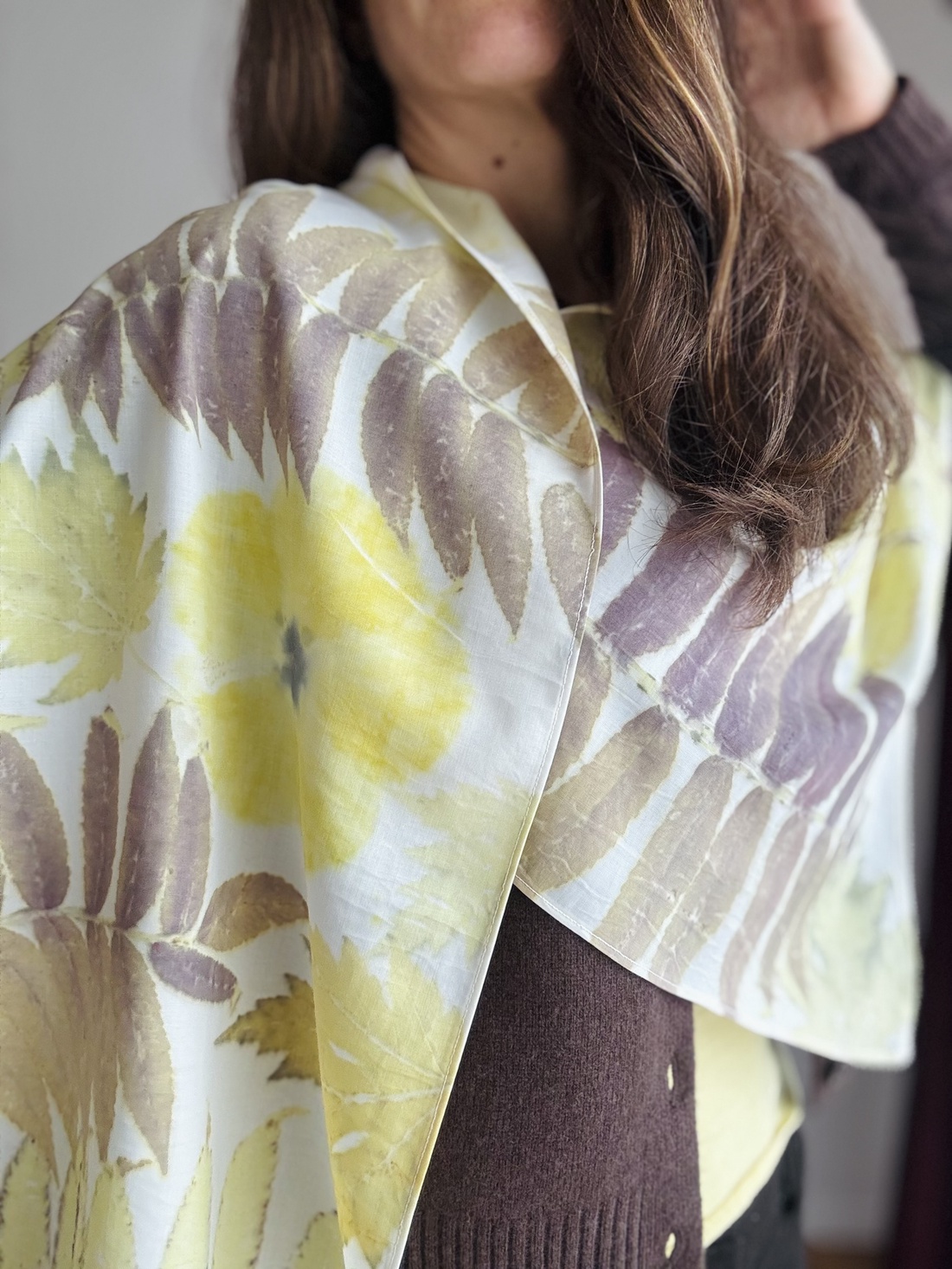 Aurora Botanica  Șal din voal de lână cu imprimeu vegetal (hibiscus, artar si sumac) - îmbrăcăminte și modă - eșarfe, pălării, fularuri - eșarfe - Artynos.ro