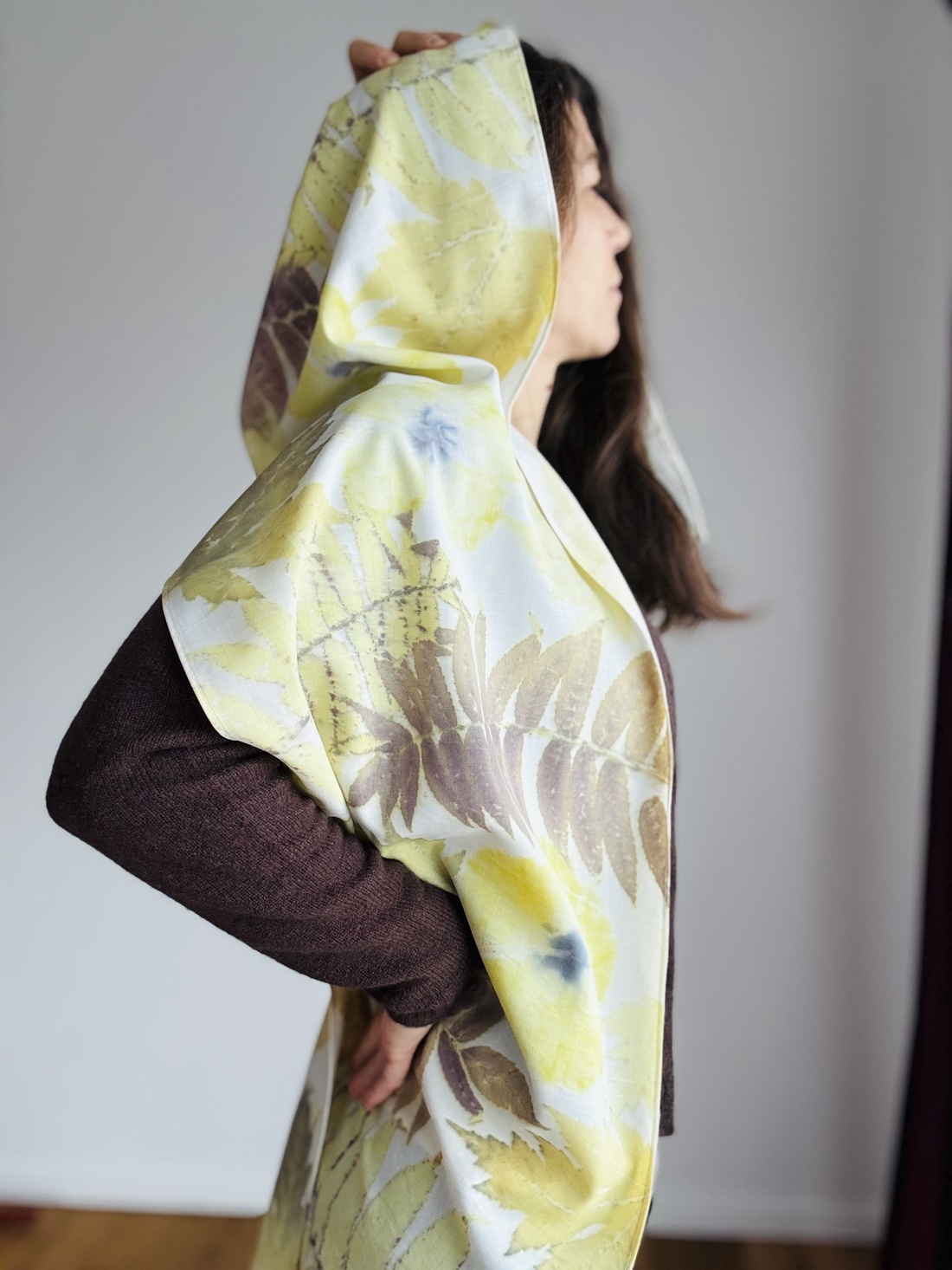 Aurora Botanica  Șal din voal de lână cu imprimeu vegetal (hibiscus, artar si sumac) - îmbrăcăminte și modă - eșarfe, pălării, fularuri - eșarfe - Artynos.ro