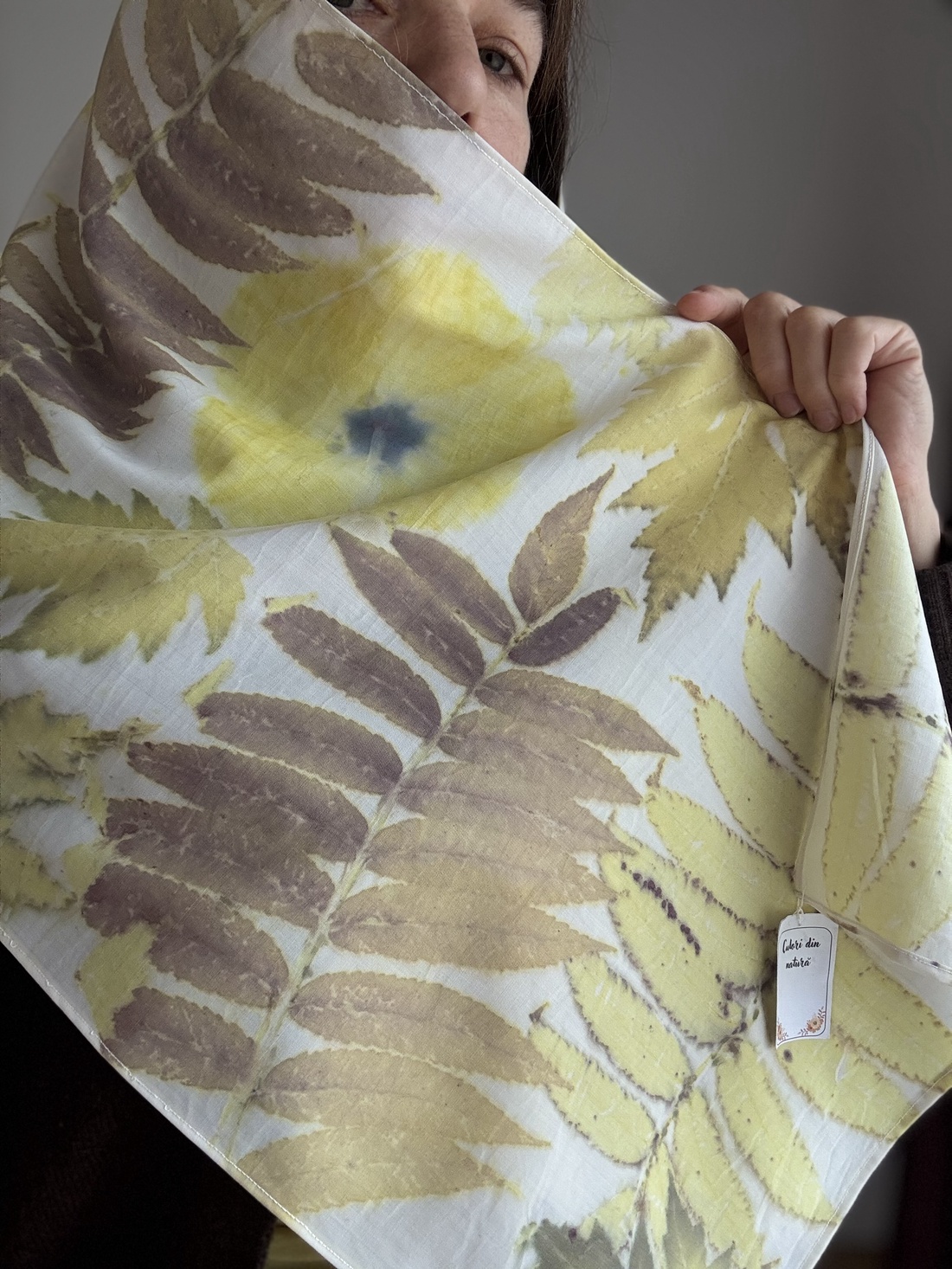 Aurora Botanica  Șal din voal de lână cu imprimeu vegetal (hibiscus, artar si sumac) - îmbrăcăminte și modă - eșarfe, pălării, fularuri - eșarfe - Artynos.ro