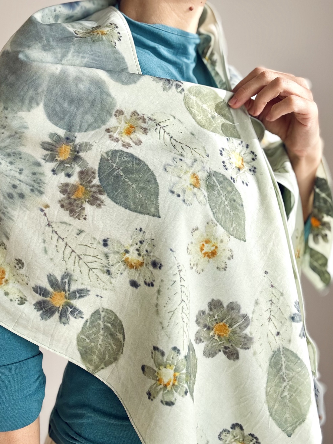 Azur Verde � Șal din voal de lână cu imprimeu vegetal (hibiscus, cosmos, corcodus) - îmbrăcăminte și modă - eșarfe, pălării, fularuri - eșarfe - Artynos.ro