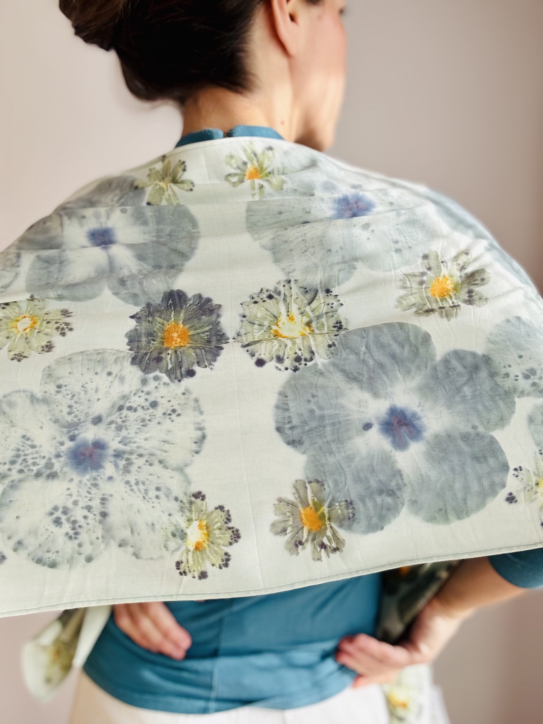 Azur Verde � Șal din voal de lână cu imprimeu vegetal (hibiscus, cosmos, corcodus) - îmbrăcăminte și modă - eșarfe, pălării, fularuri - eșarfe - Artynos.ro