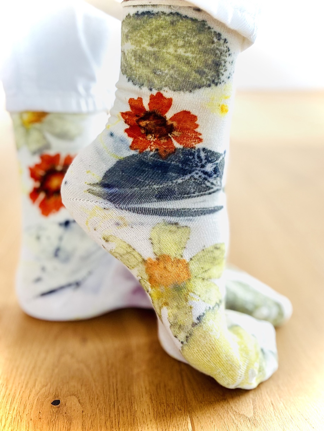 Pajiște Aprinsă  Șosete din lână cu imprimeu vegetal (cosmos, mac, corcodus, mur) - îmbrăcăminte și modă - pantofi, papuci, șosete - șosete, șosete de genunchi - Artynos.ro