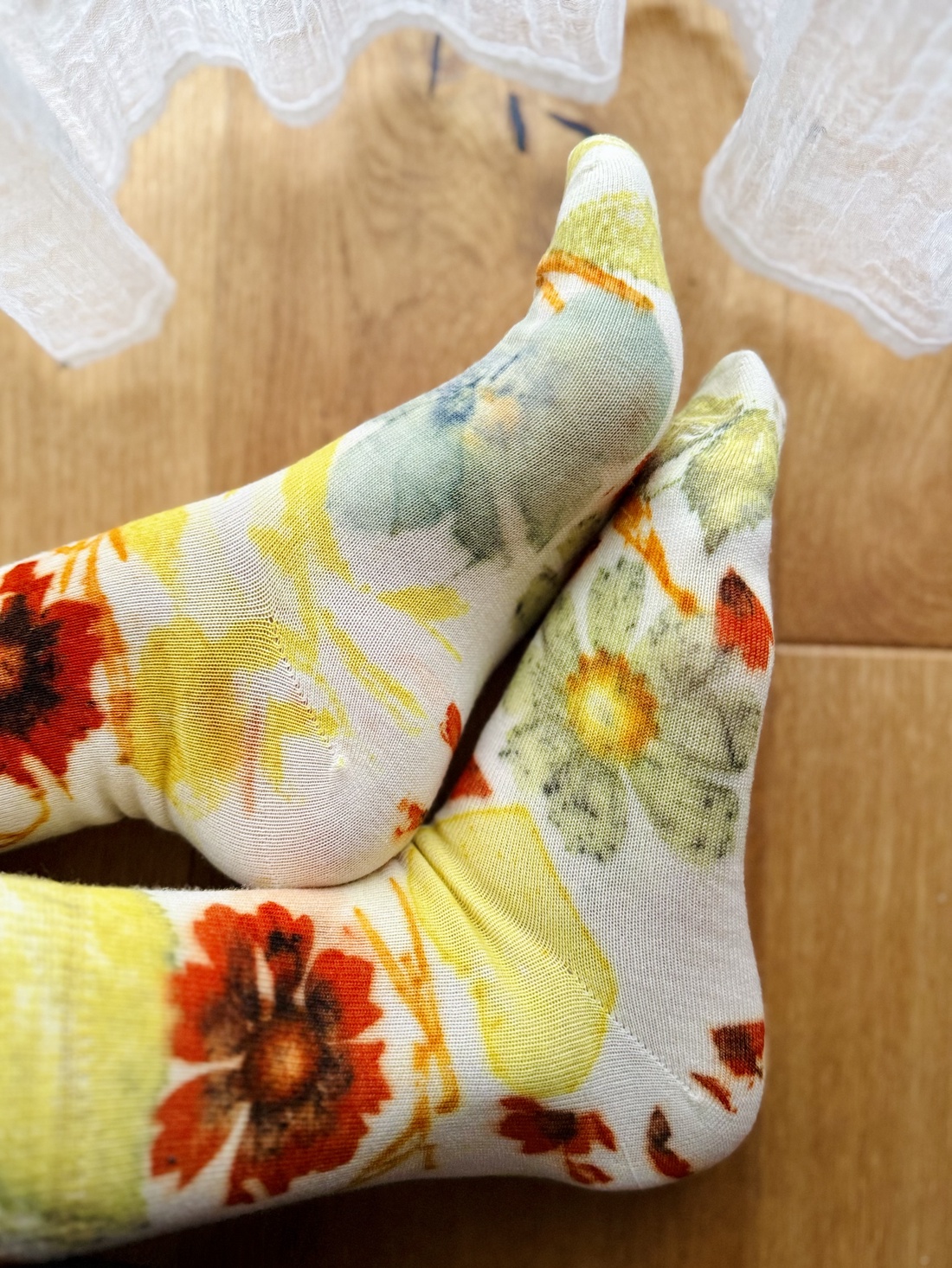 Pajiște Solară  Șosete din lână cu imprimeu vegetal (cosmos, hibiscus, mur, mesteacăn) - îmbrăcăminte și modă - pantofi, papuci, șosete - șosete, șosete de genunchi - Artynos.ro
